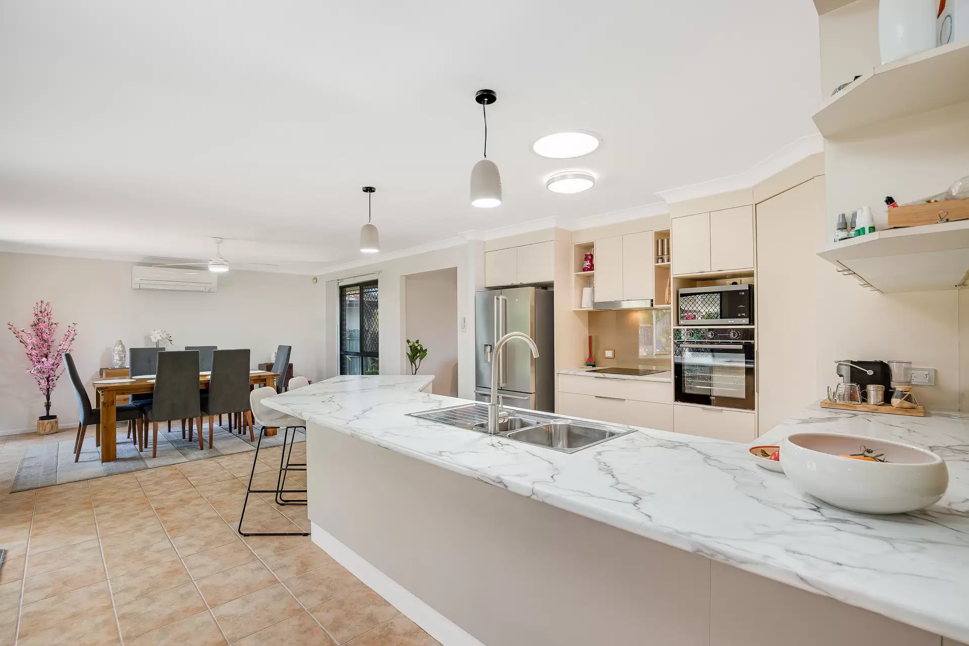6 Water Gum Place, Thornlands Sold by  - image 1