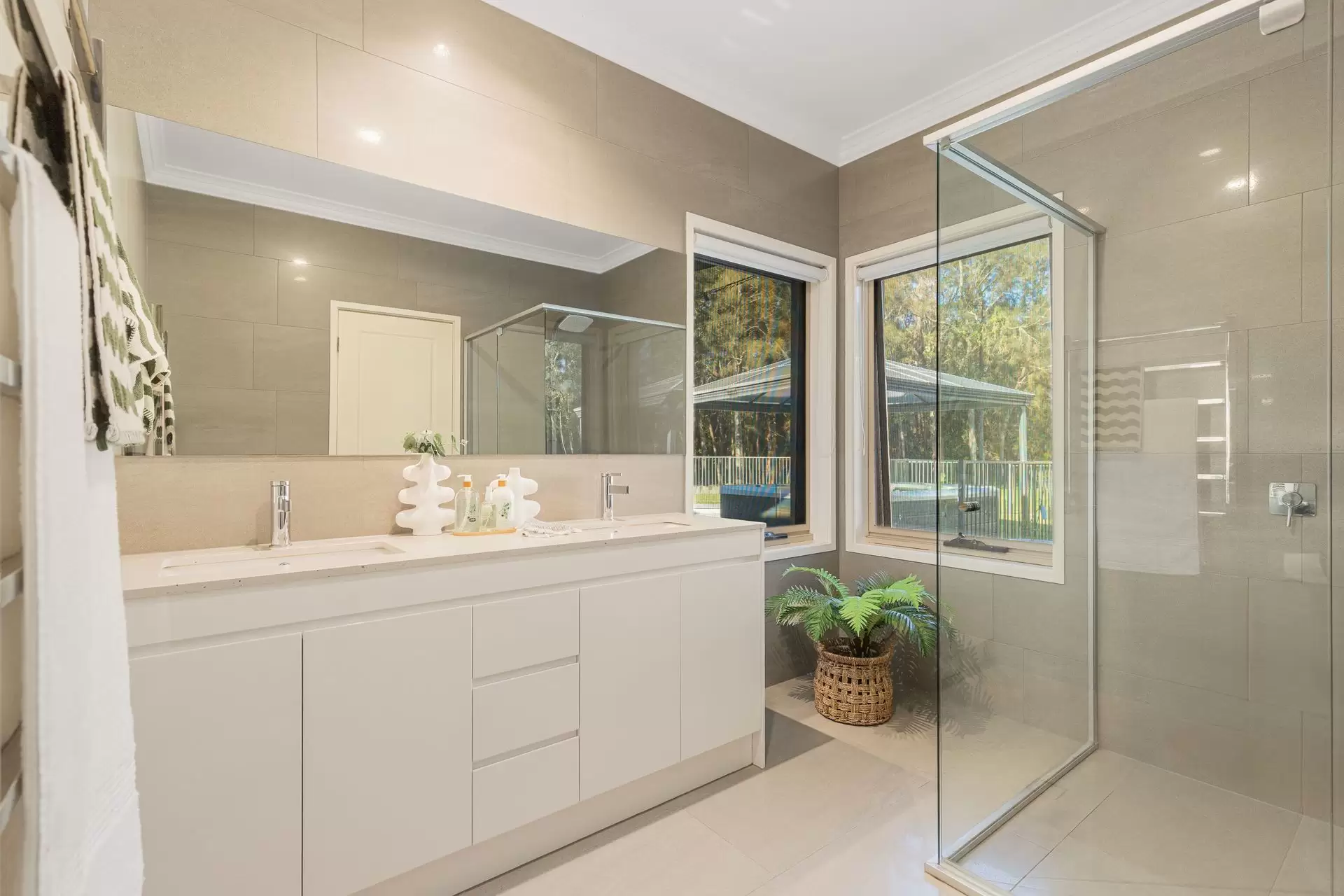 19-23 Cleary Street, Cleveland Sold by Queensland Sotheby's International Realty - image 1