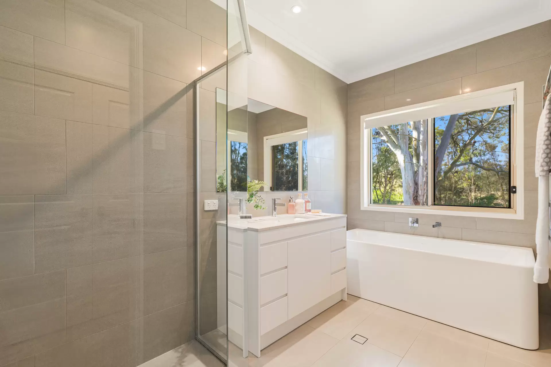 19-23 Cleary Street, Cleveland Sold by Queensland Sotheby's International Realty - image 1