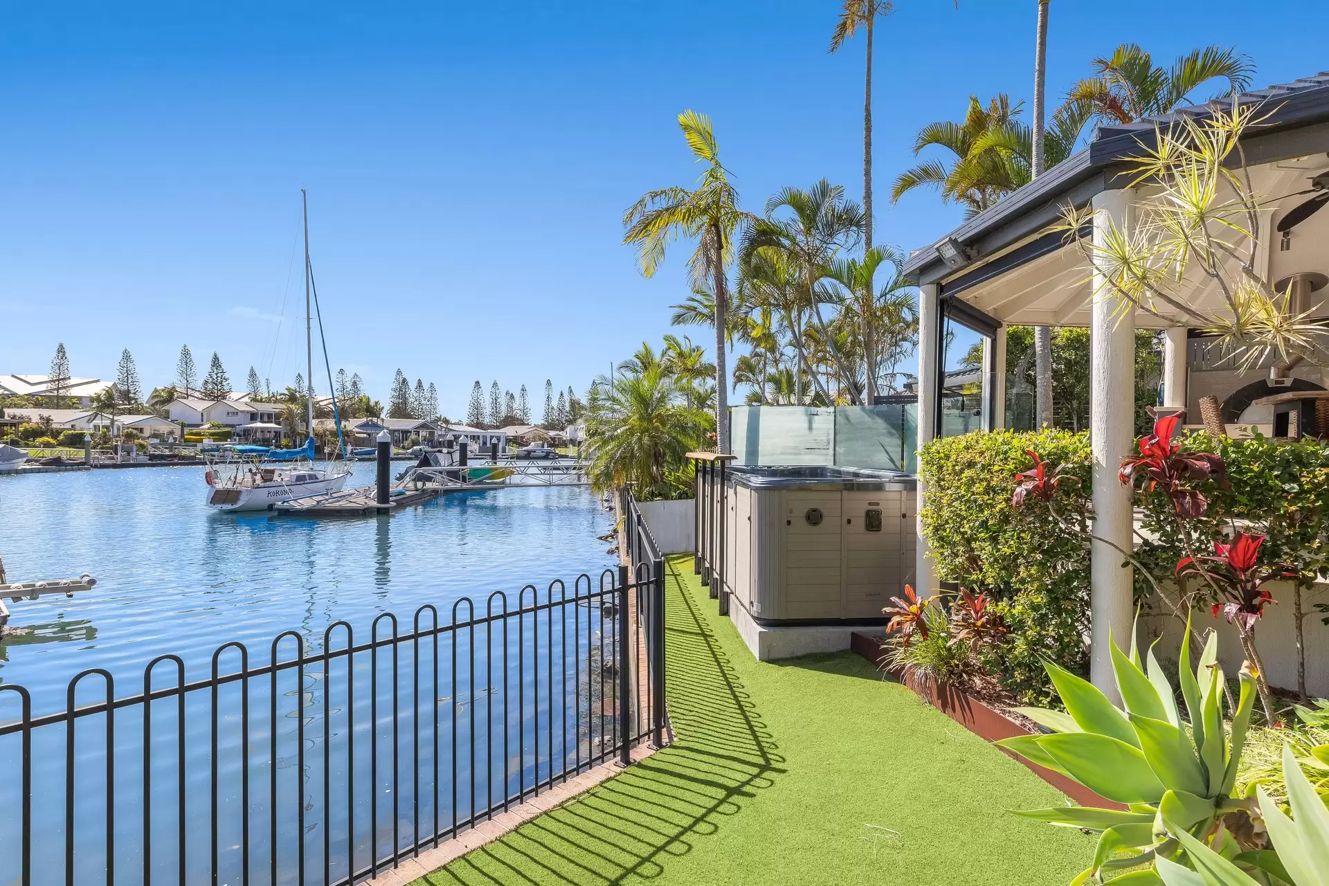 12/6-16 Anchorage Drive, Raby Bay Sold by Queensland Sotheby's International Realty - image 1