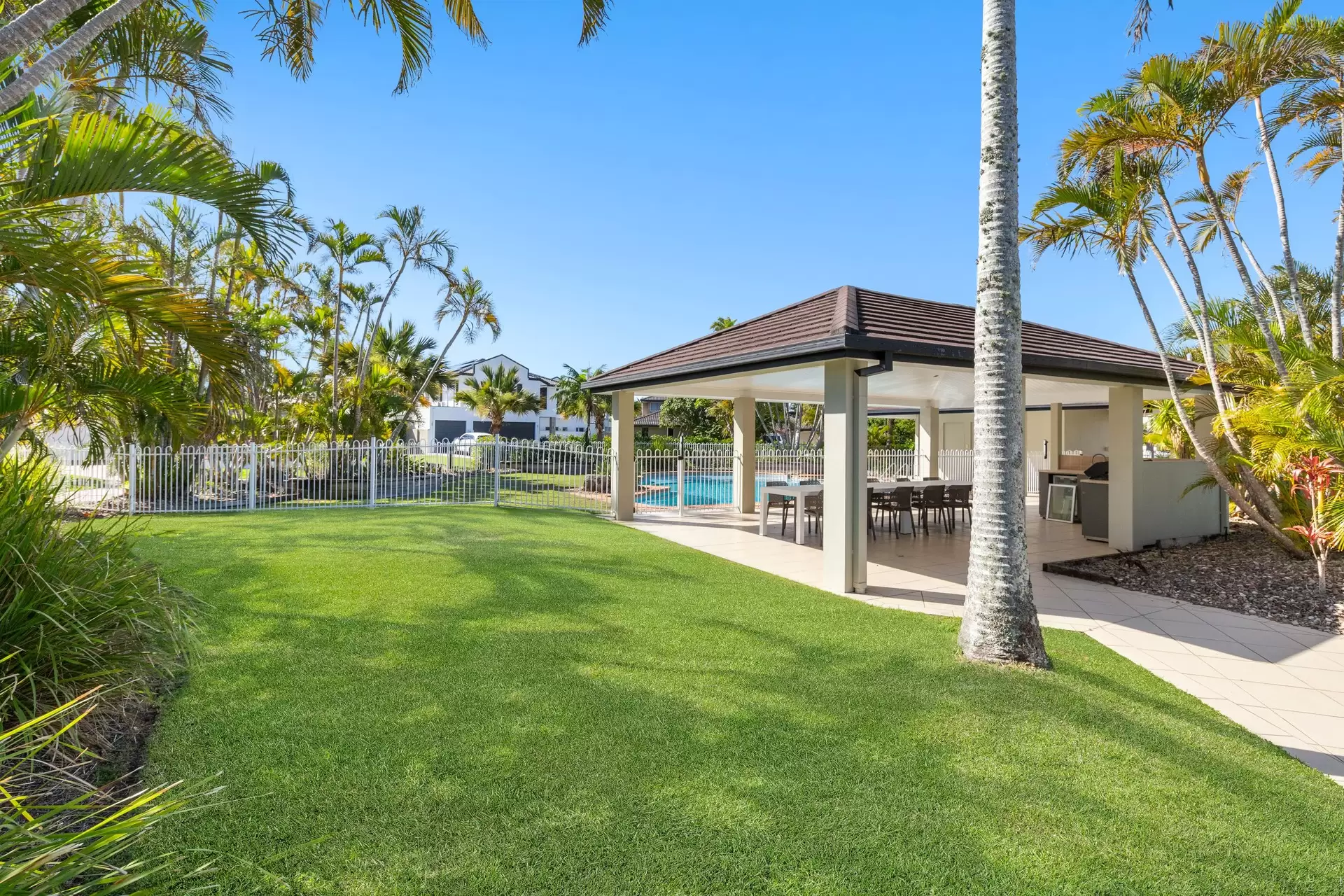 12/6-16 Anchorage Drive, Raby Bay Sold by Queensland Sotheby's International Realty - image 1