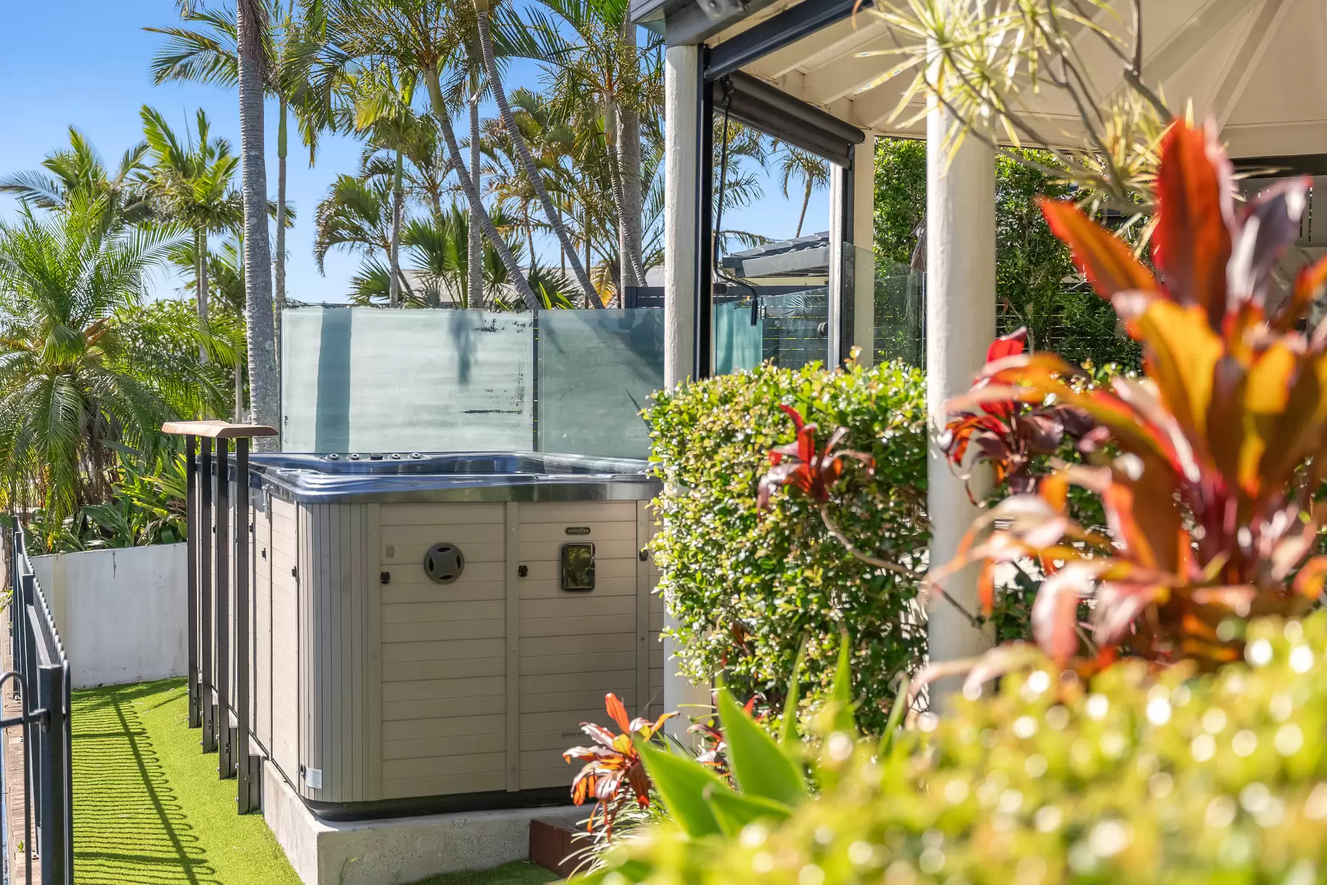 12/6-16 Anchorage Drive, Raby Bay Sold by Queensland Sotheby's International Realty - image 1