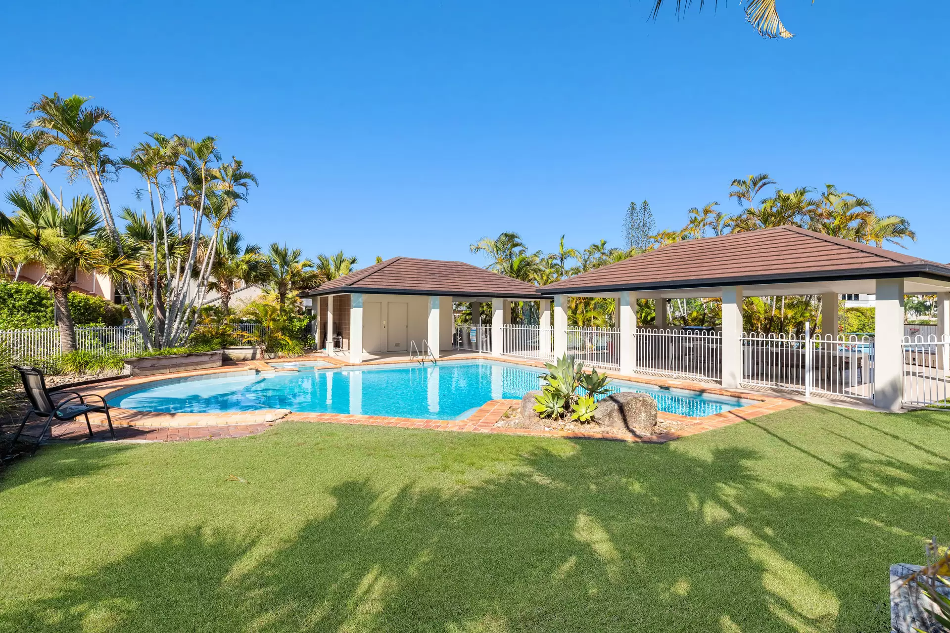 12/6-16 Anchorage Drive, Raby Bay Sold by Queensland Sotheby's International Realty - image 1