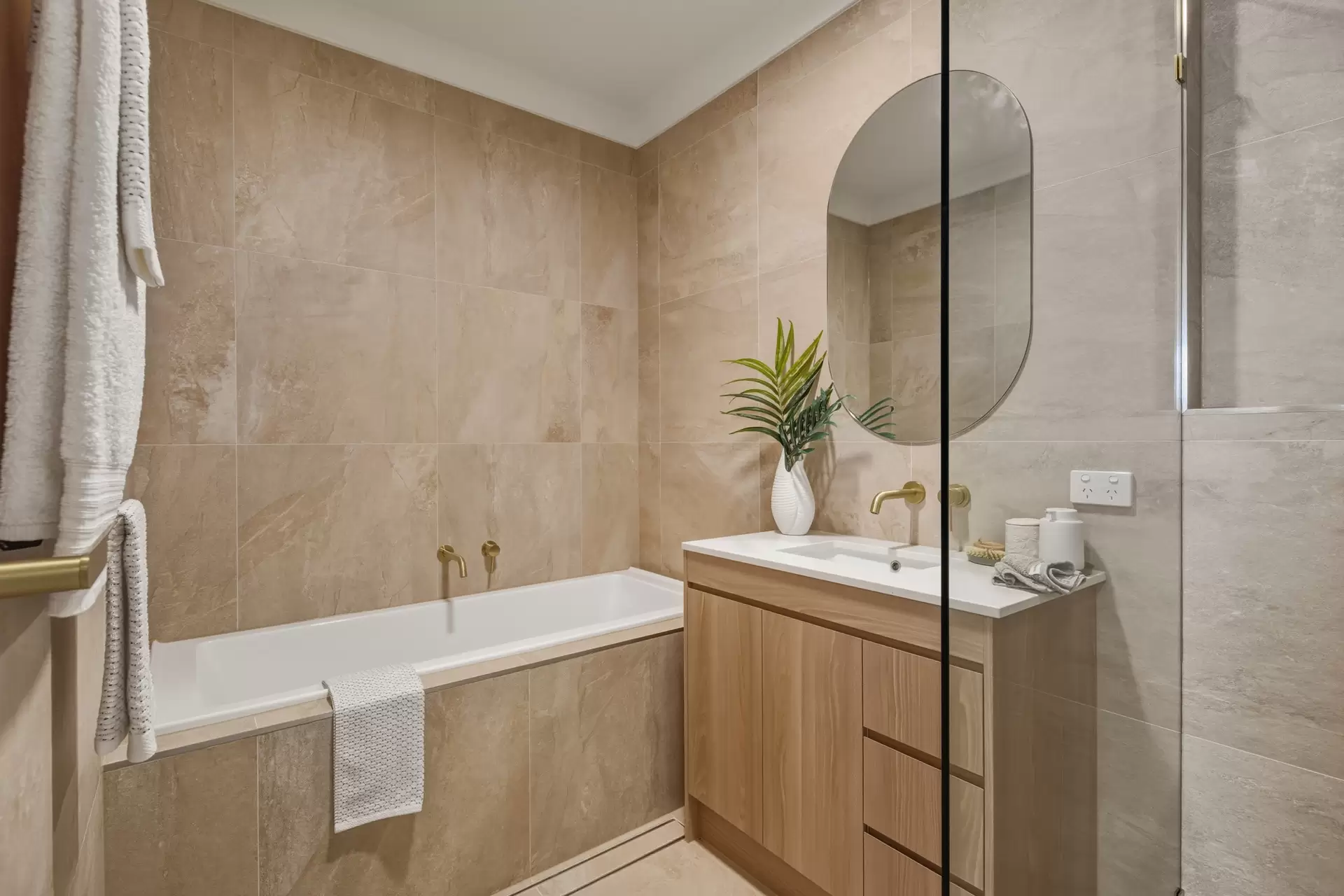2/69 Queen Street, Cleveland Sold by Queensland Sotheby's International Realty - image 1