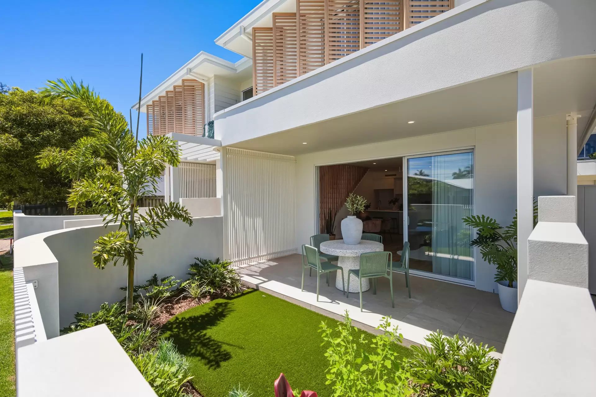 2/69 Queen Street, Cleveland Sold by Queensland Sotheby's International Realty - image 1