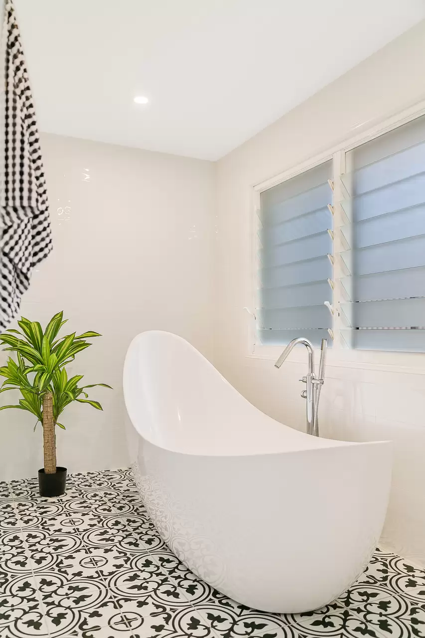 39 Sunshine Drive, Cleveland Sold by Queensland Sotheby's International Realty - image 1