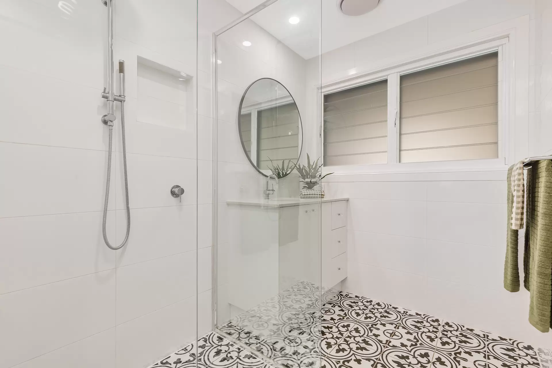 39 Sunshine Drive, Cleveland Sold by Queensland Sotheby's International Realty - image 1