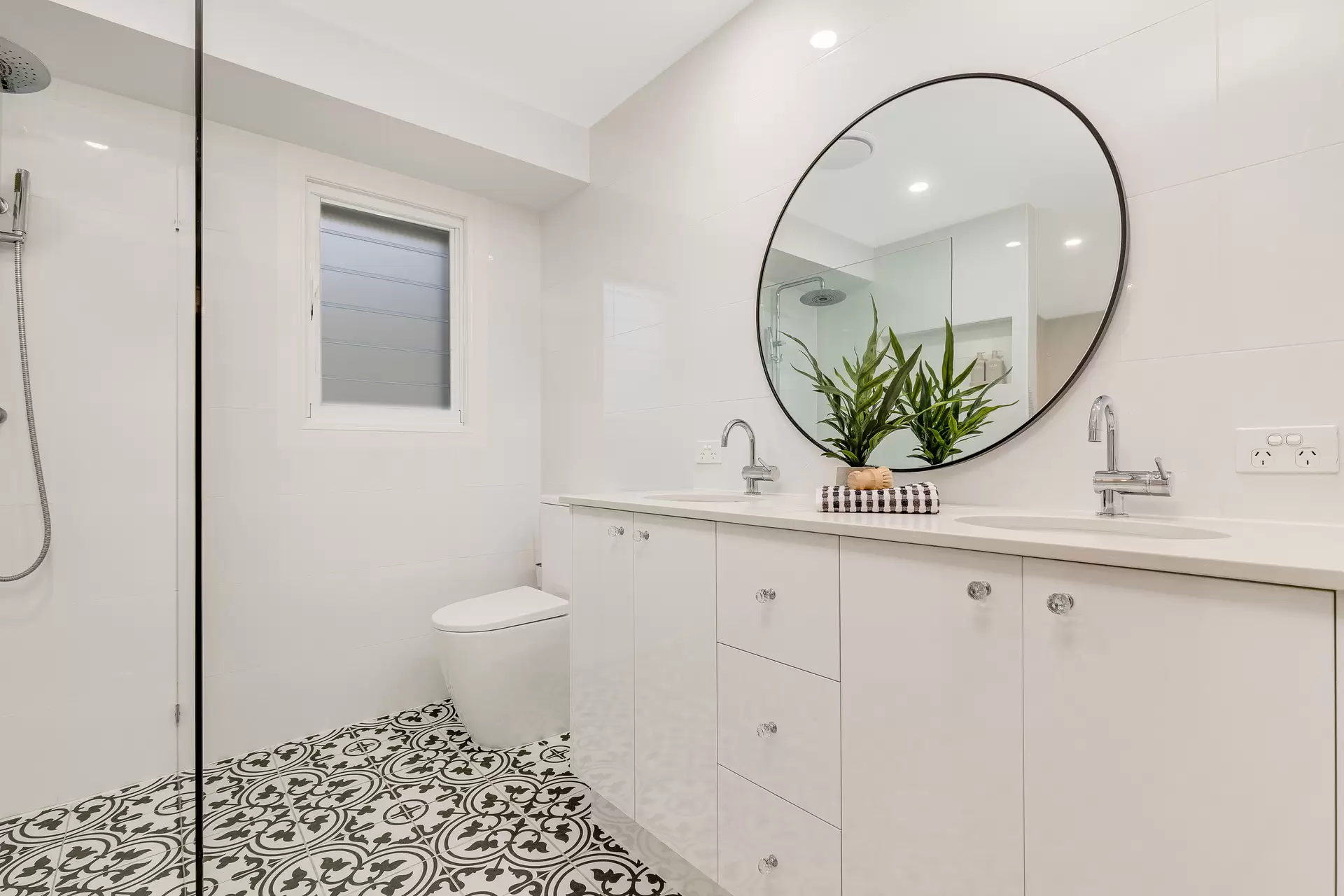 39 Sunshine Drive, Cleveland Sold by Queensland Sotheby's International Realty - image 1