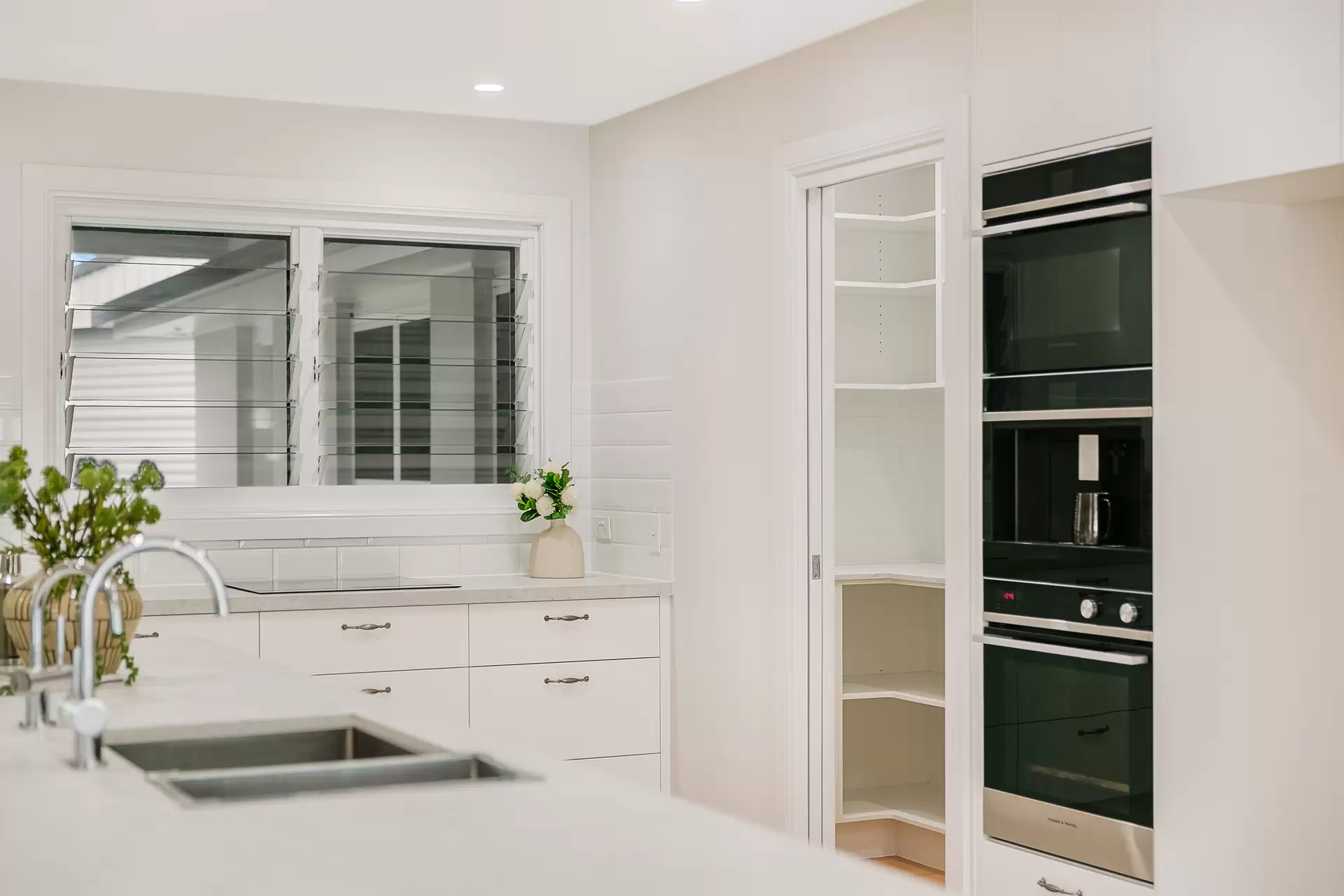 39 Sunshine Drive, Cleveland Sold by Queensland Sotheby's International Realty - image 1