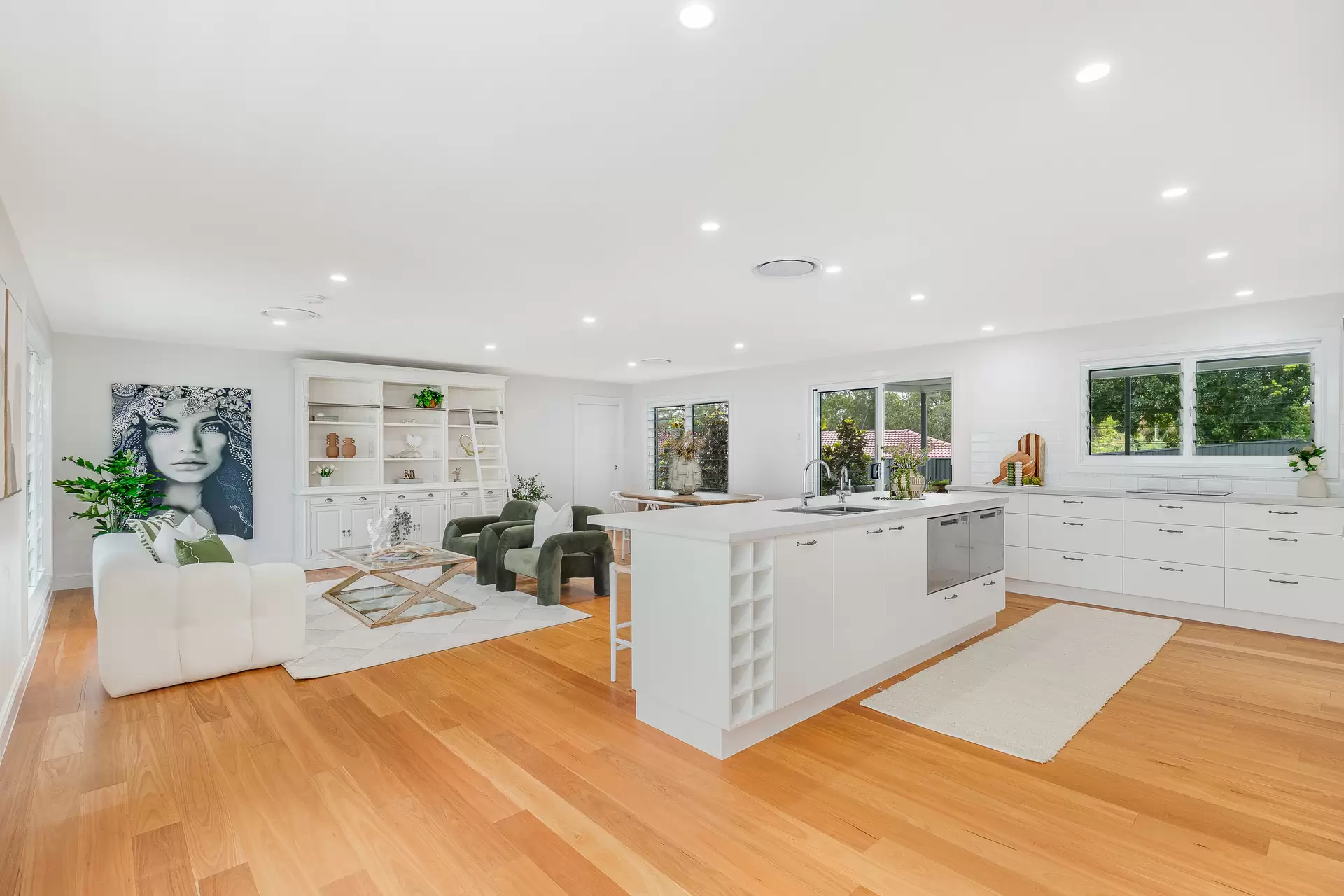 39 Sunshine Drive, Cleveland Sold by Queensland Sotheby's International Realty - image 1