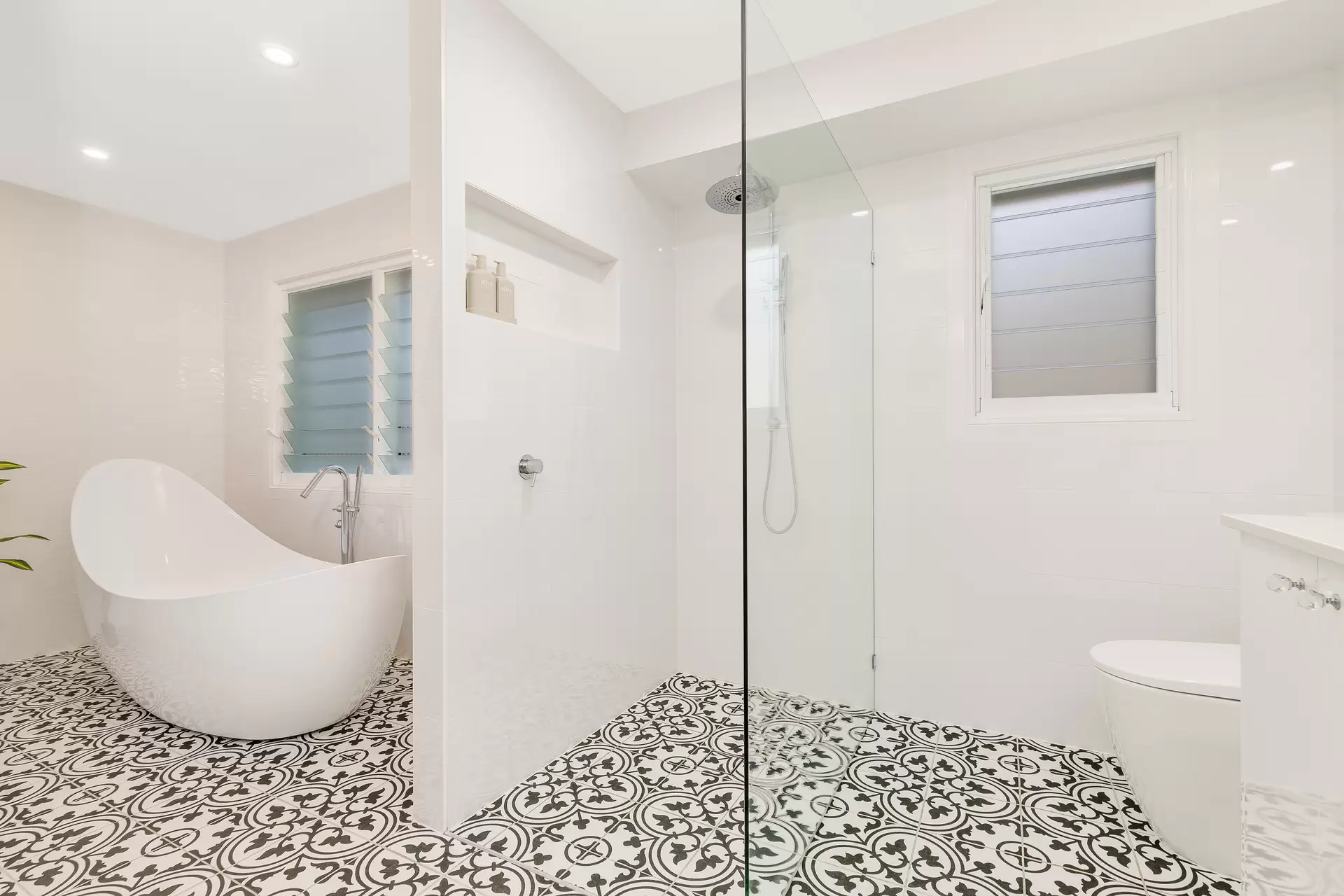 39 Sunshine Drive, Cleveland Sold by Queensland Sotheby's International Realty - image 1