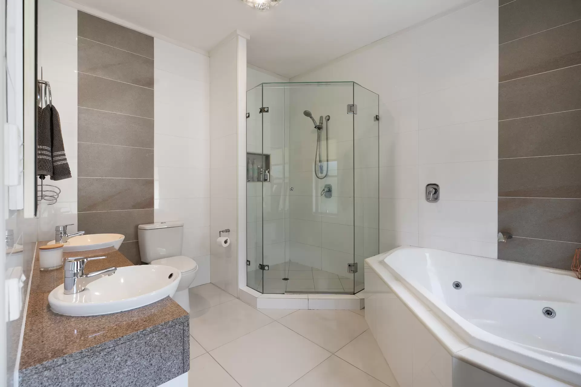 5 Bunker Court, Peregian Springs Sold by Queensland Sotheby's International Realty - image 1