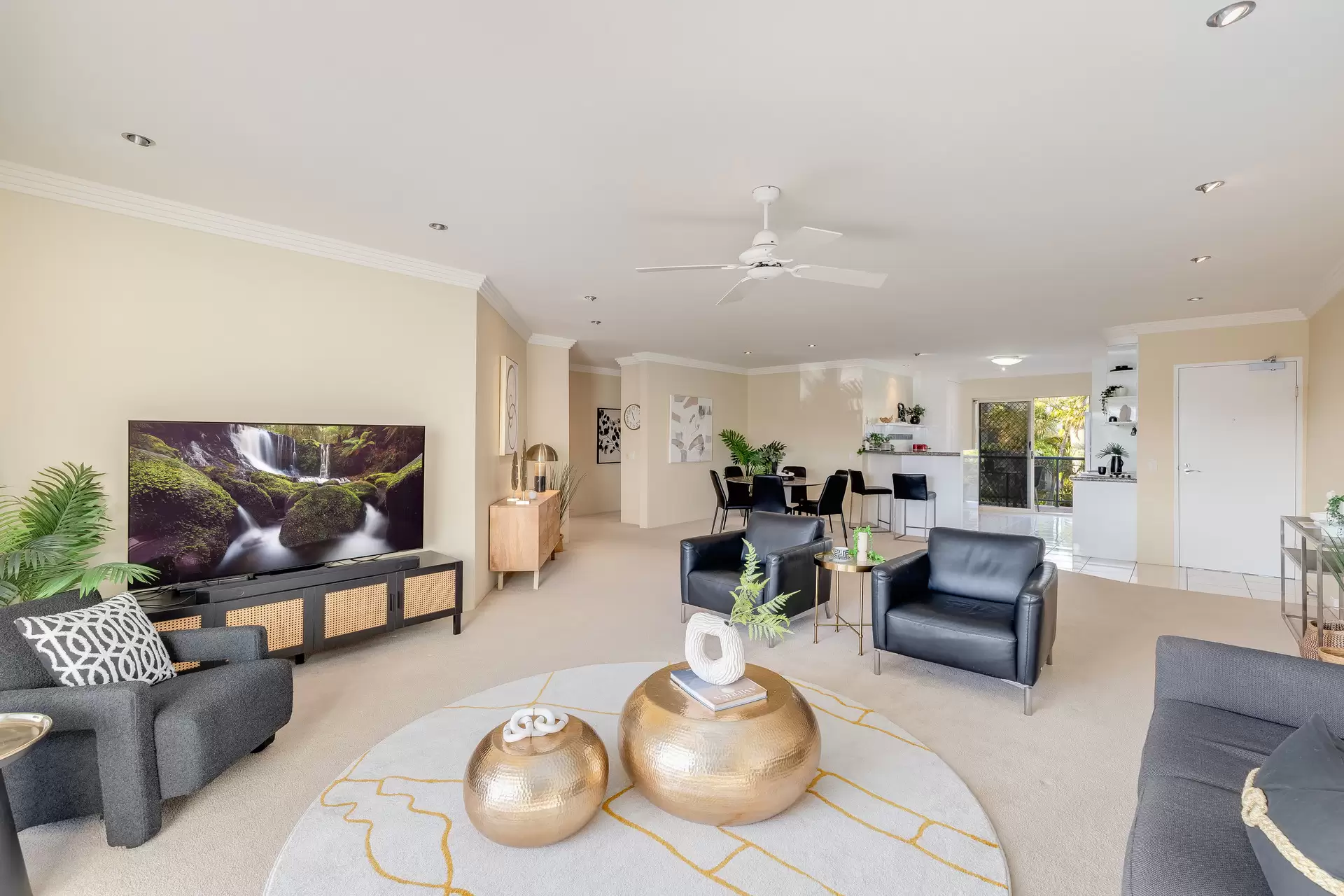 18/12 Esperance Court, Raby Bay Sold by  - image 1
