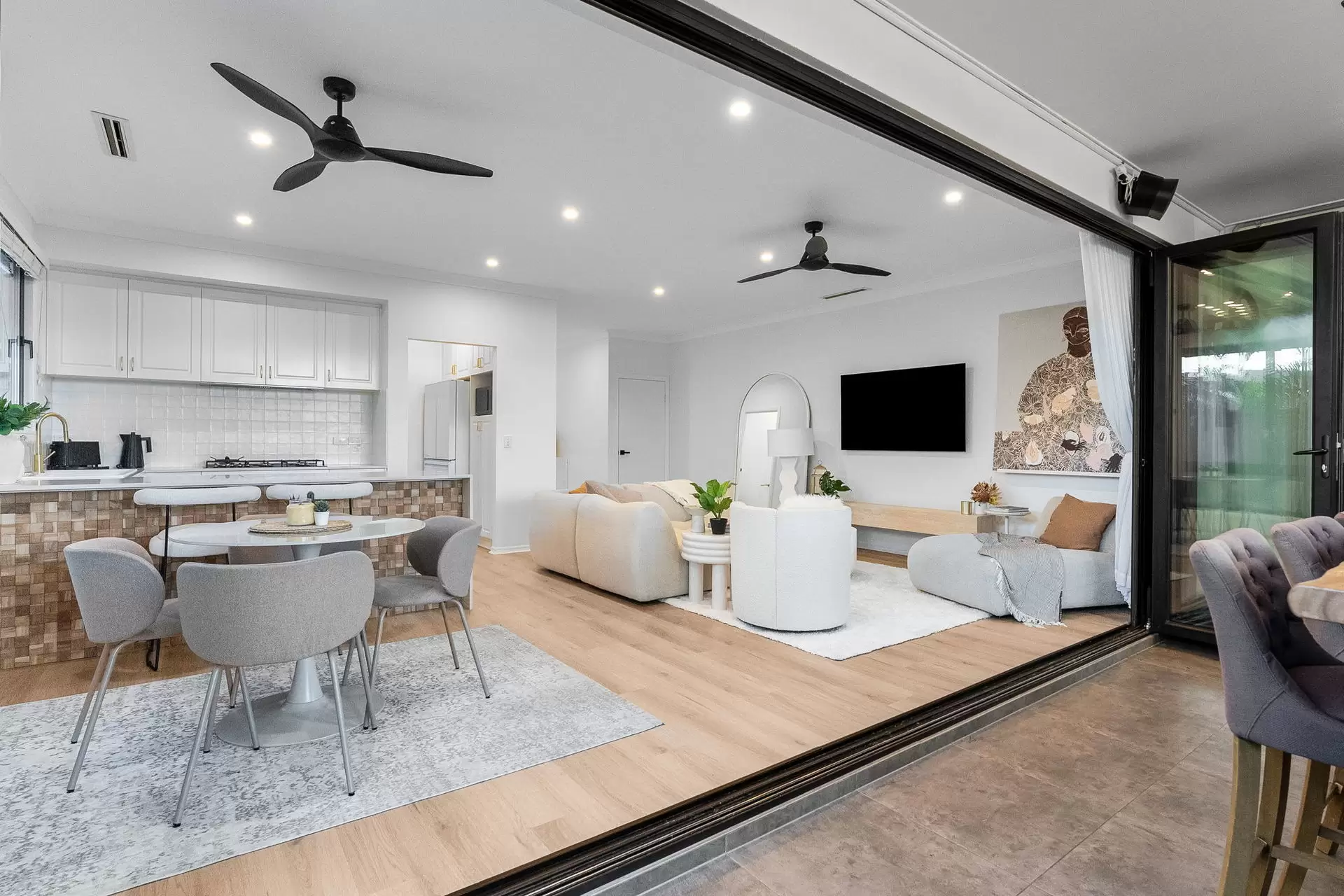 2/149 Musgrave Avenue, Labrador Sold by Queensland Sotheby's International Realty - image 1