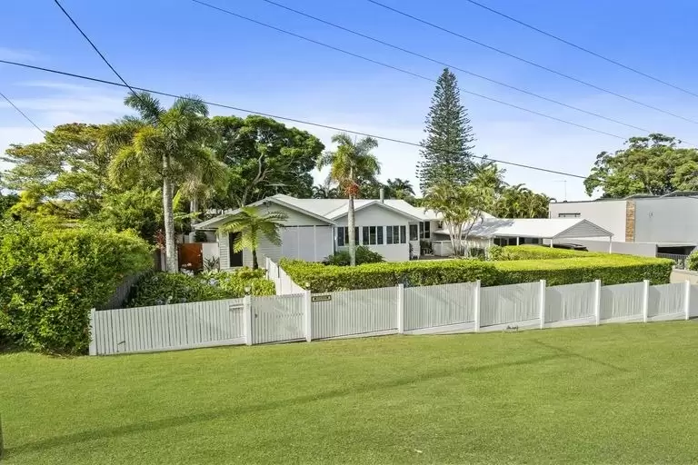 3 Bay Street, Redland Bay Sold by Queensland Sotheby's International Realty - image 1