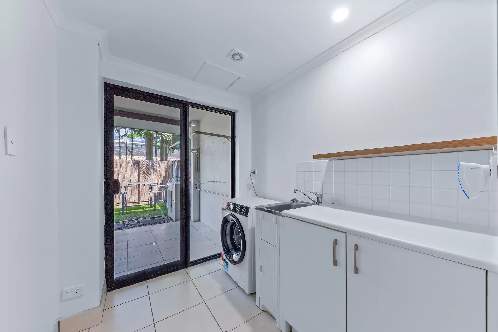 32/25 Abell Road, Cannonvale Sold by Queensland Sotheby's International Realty - image 1