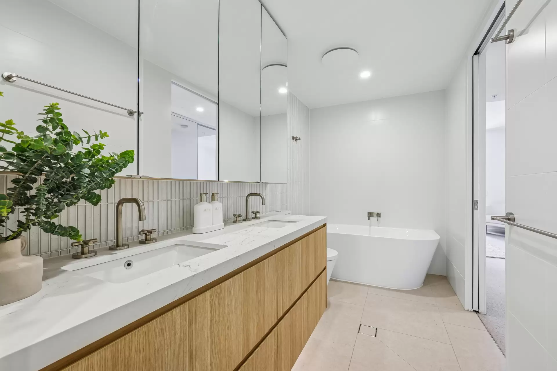 7/25 Woodroffe Avenue, Main Beach For Sale by Queensland Sotheby's International Realty - image 1