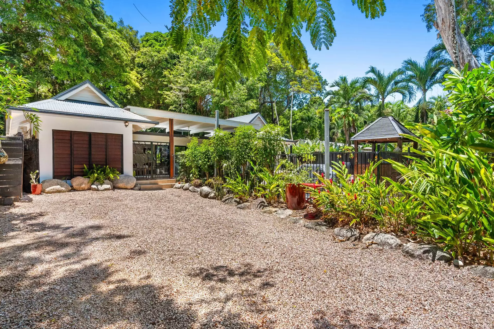 6 Oak Street, Oak Beach For Sale by Queensland Sotheby's International Realty - image 1