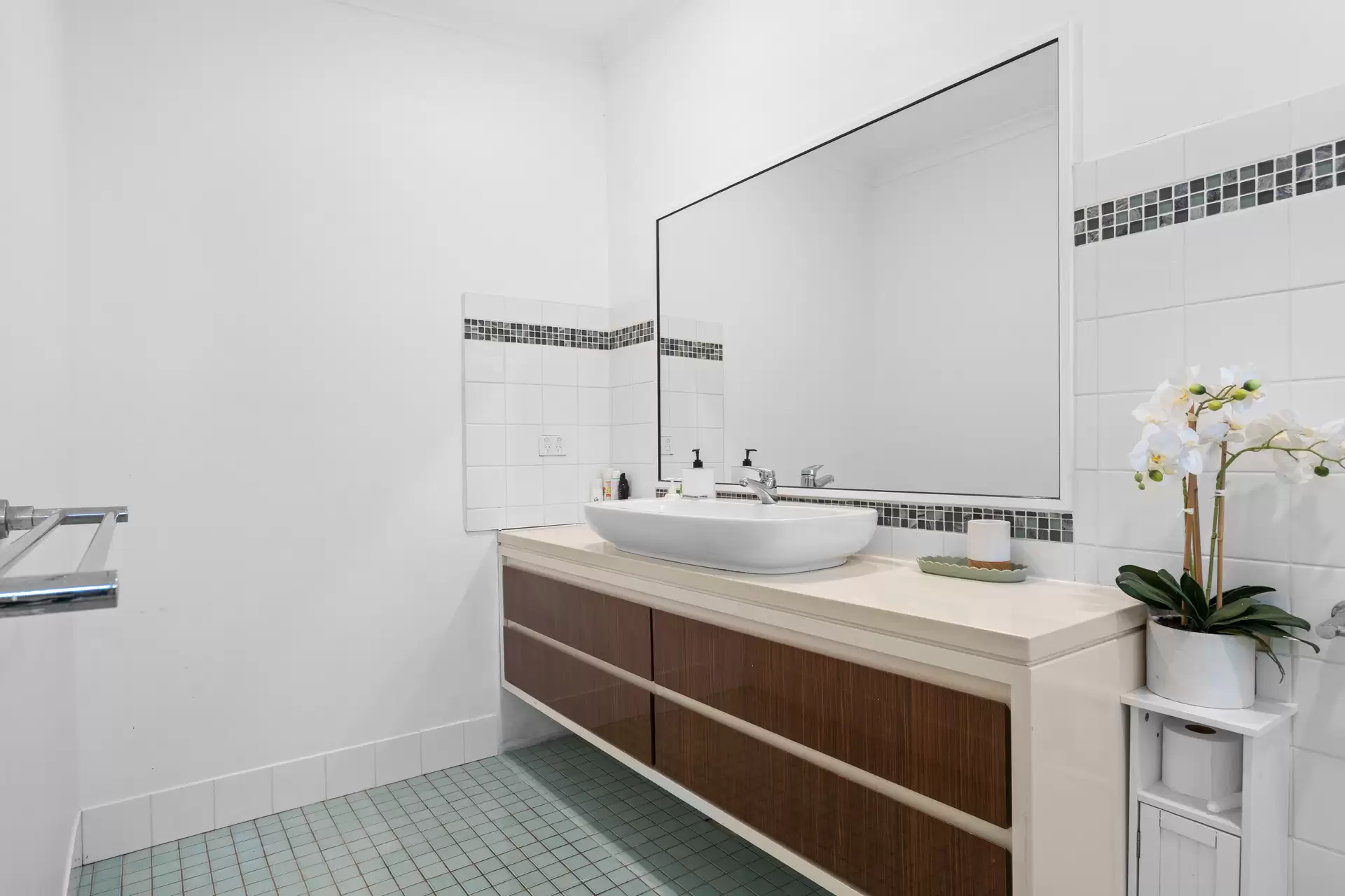6 Oak Street, Oak Beach For Sale by Queensland Sotheby's International Realty - image 1