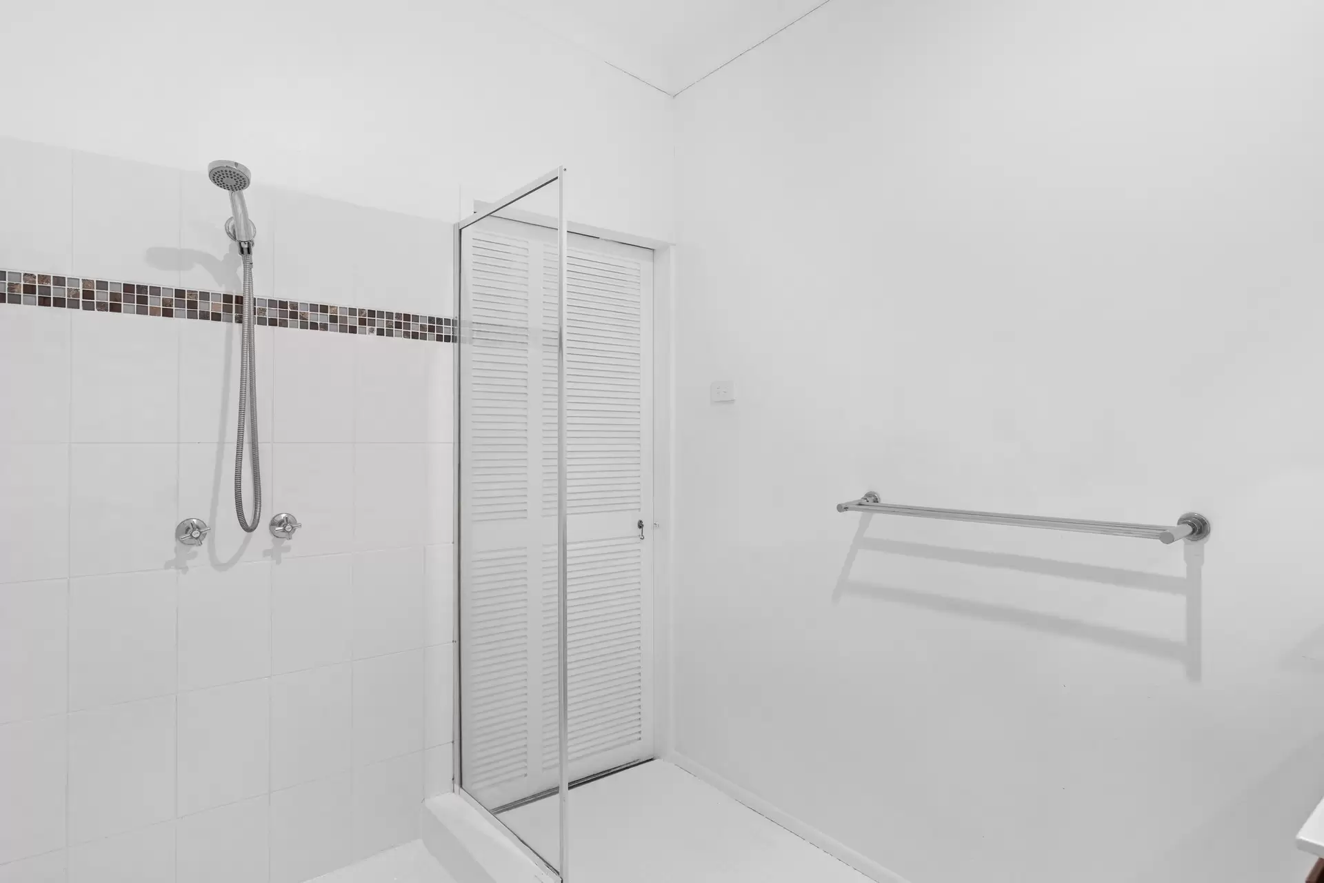 6 Oak Street, Oak Beach For Sale by Queensland Sotheby's International Realty - image 1