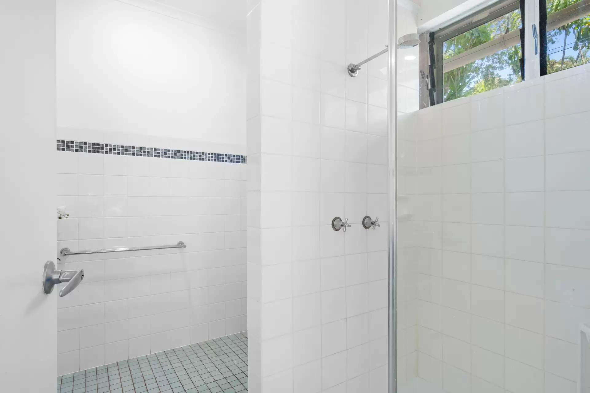 6 Oak Street, Oak Beach For Sale by Queensland Sotheby's International Realty - image 1