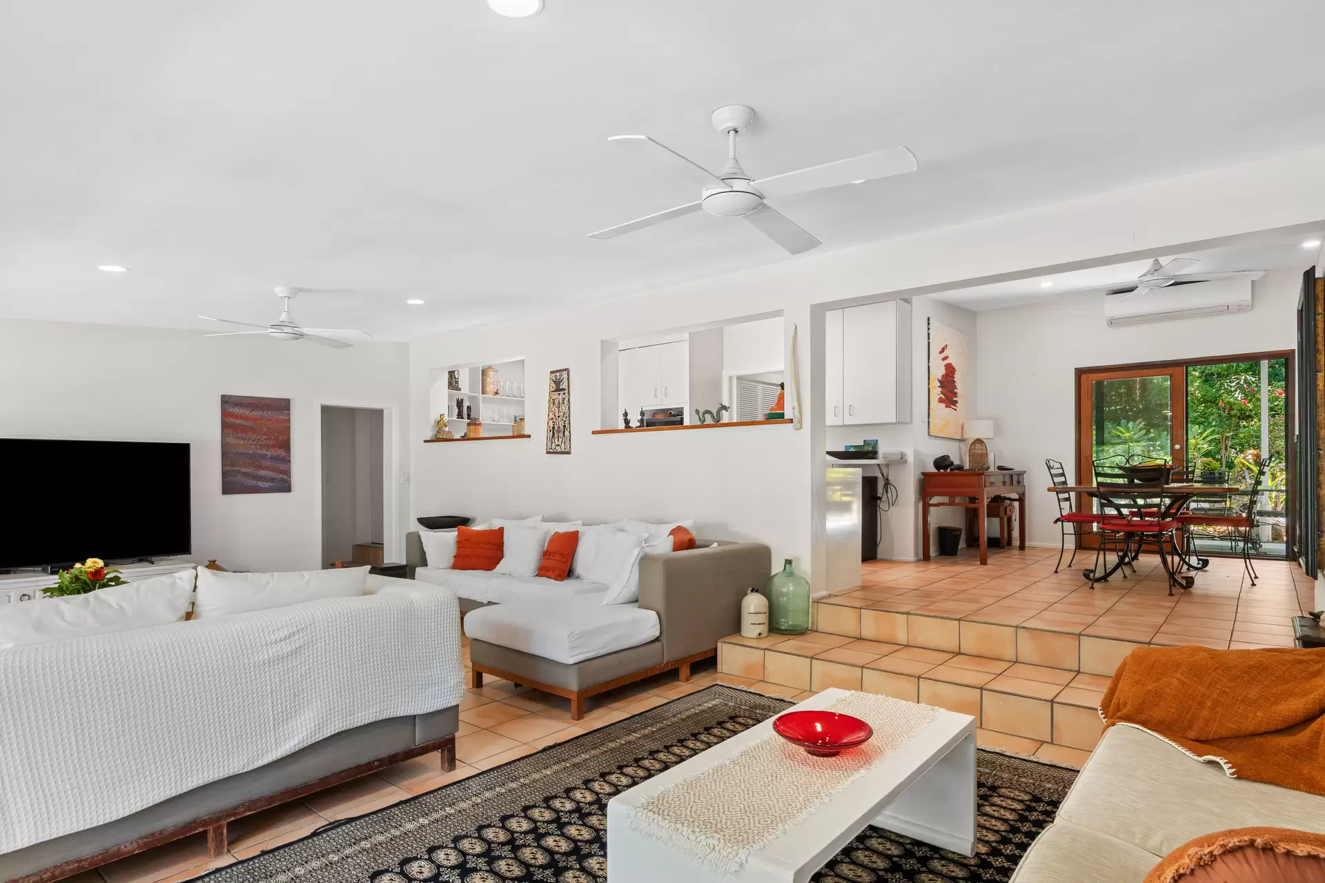6 Oak Street, Oak Beach For Sale by Queensland Sotheby's International Realty - image 1