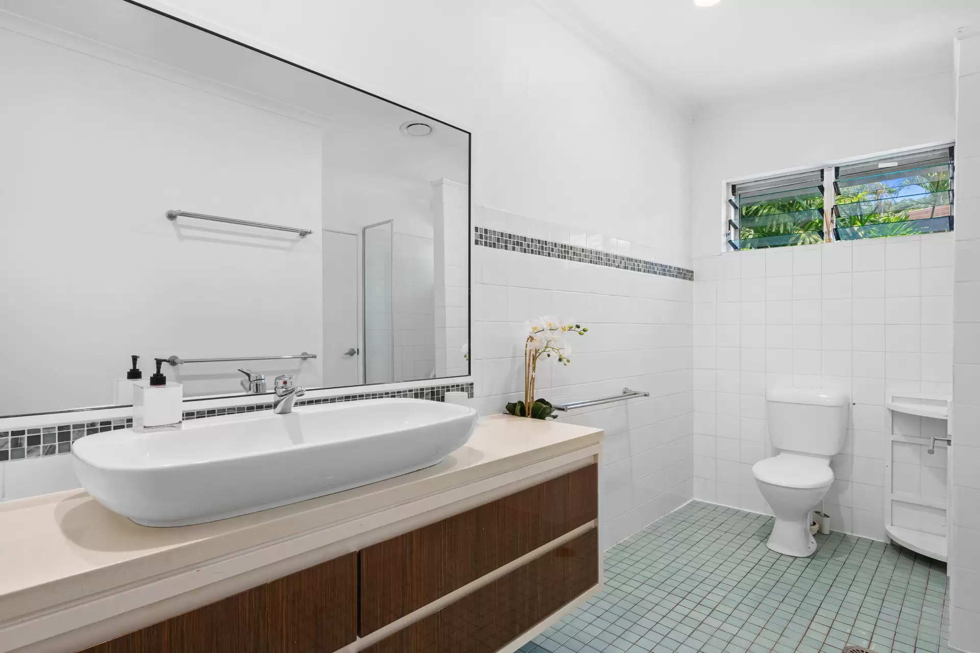 6 Oak Street, Oak Beach For Sale by Queensland Sotheby's International Realty - image 1