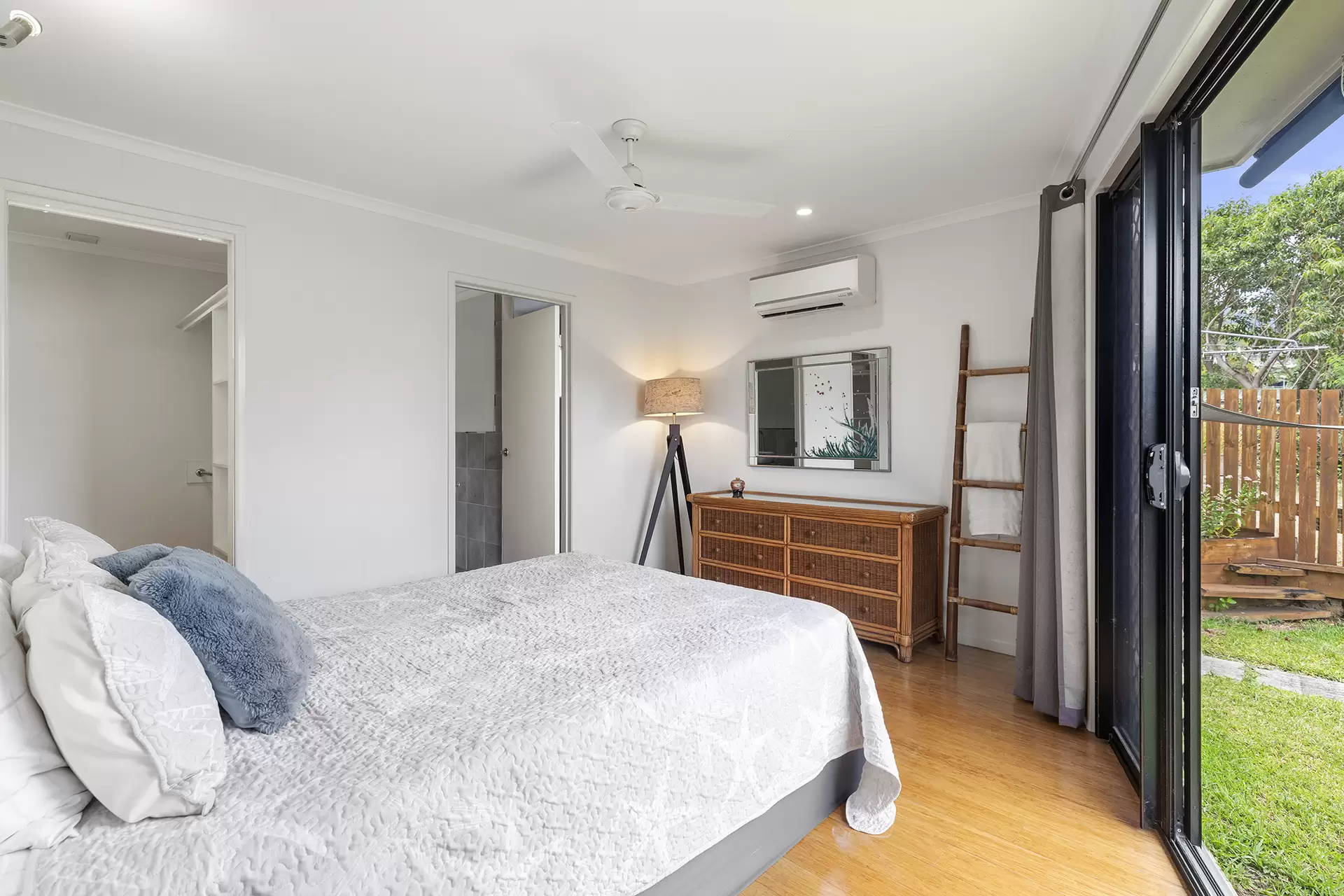 6 Ocean View Avenue, Airlie Beach For Sale by Queensland Sotheby's International Realty - image 1