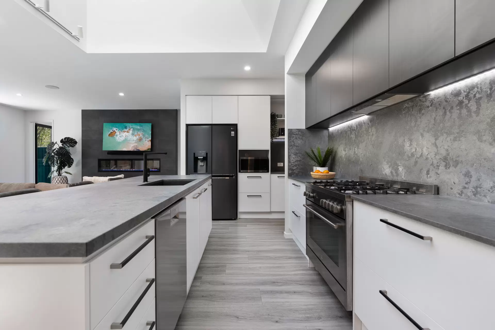 20 Oakmont Court, Peregian Springs Sold by Queensland Sotheby's International Realty - image 1