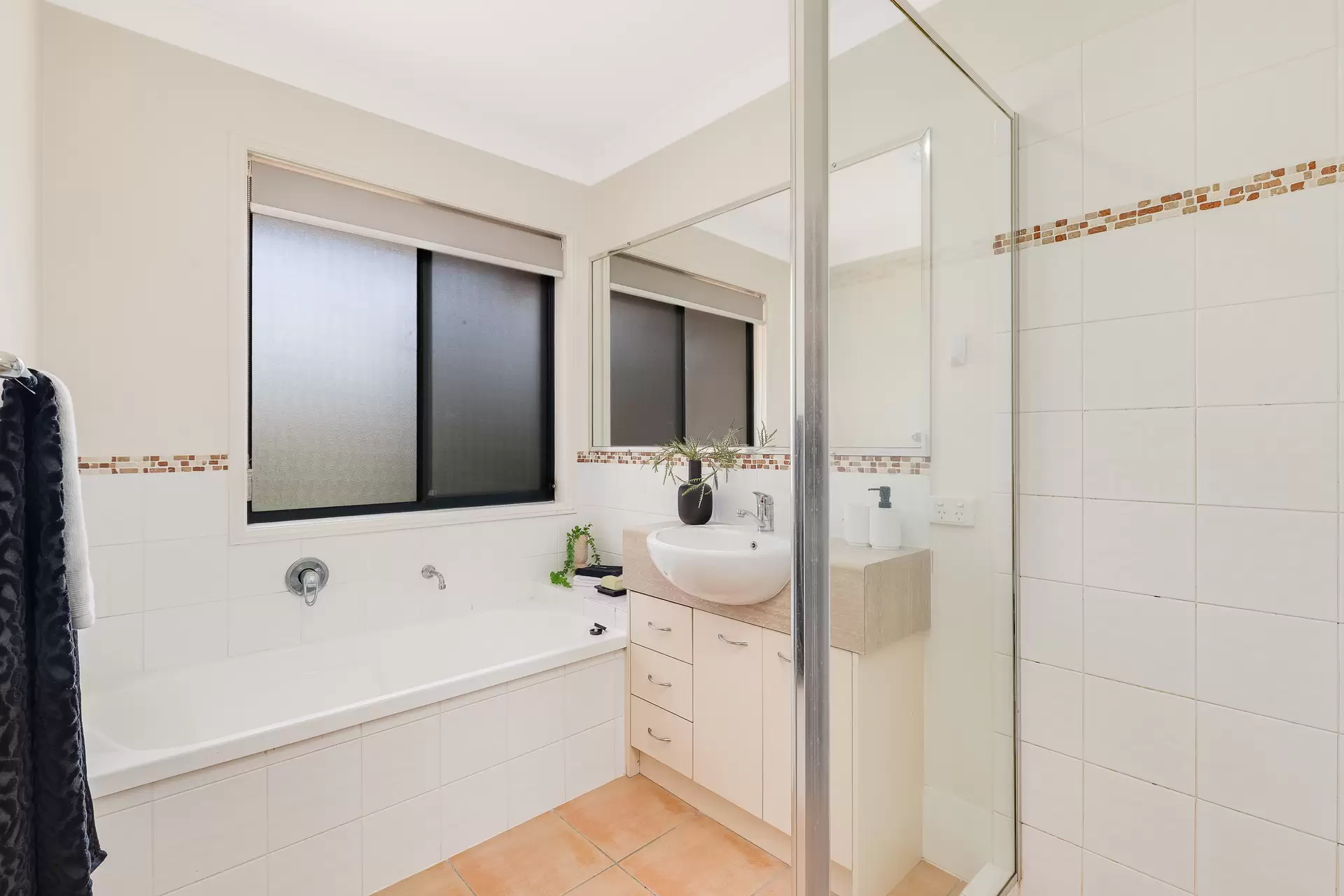 10 Seabrae Drive, Redland Bay Sold by Queensland Sotheby's International Realty - image 1