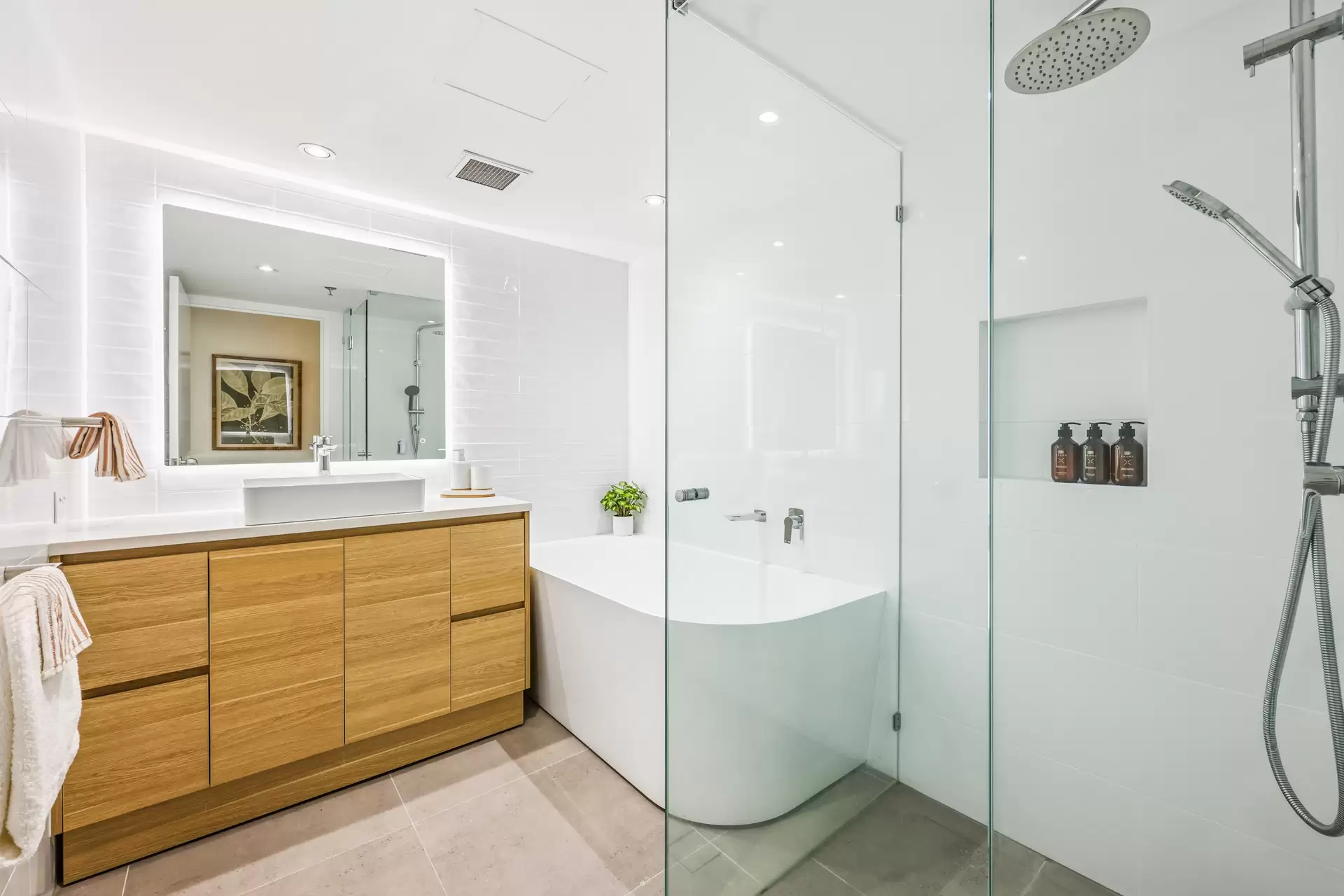 10/20 Cronin Avenue, Main Beach Sold by Queensland Sotheby's International Realty - image 1