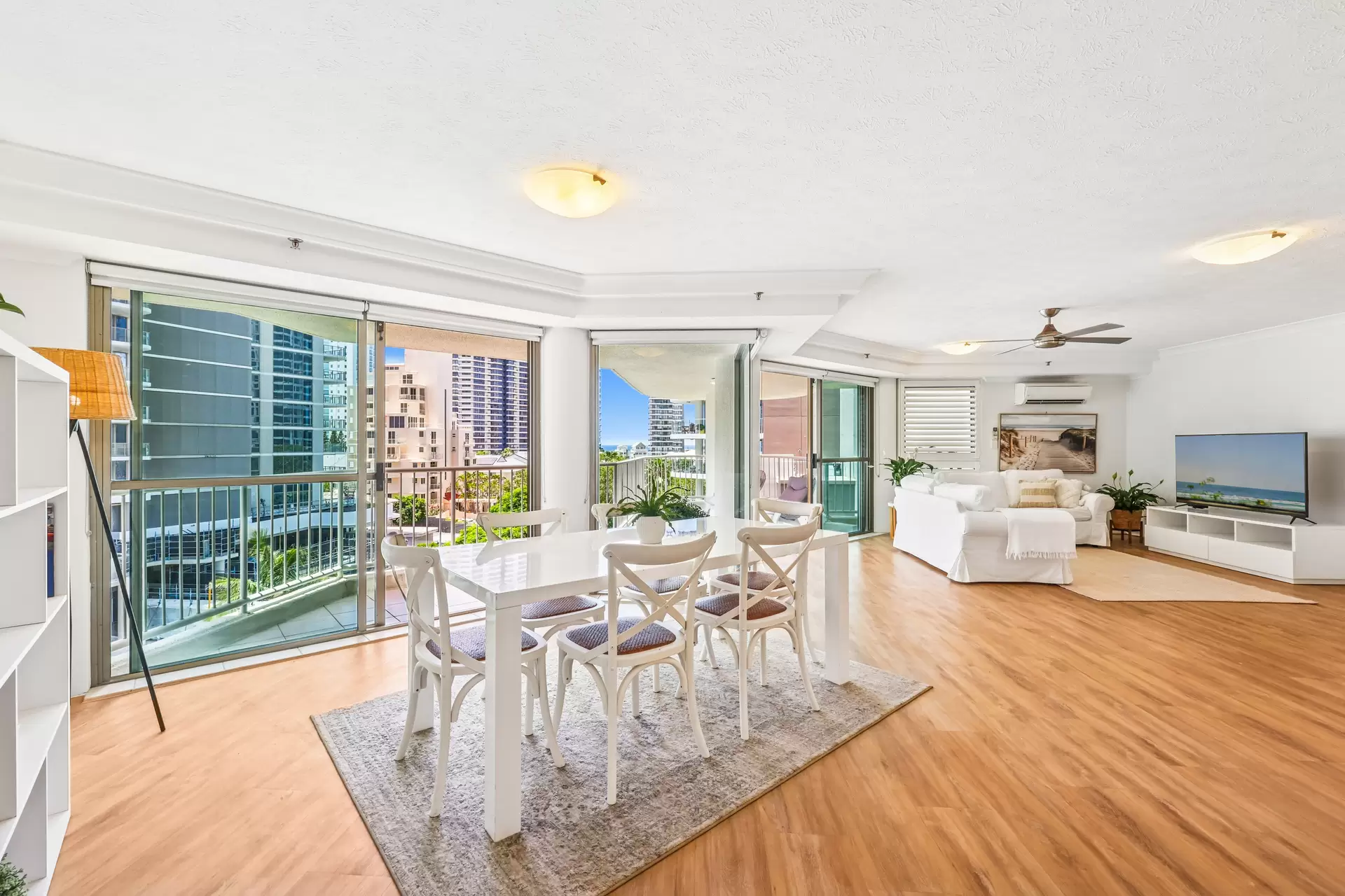 10/20 Cronin Avenue, Main Beach Sold by  - image 1