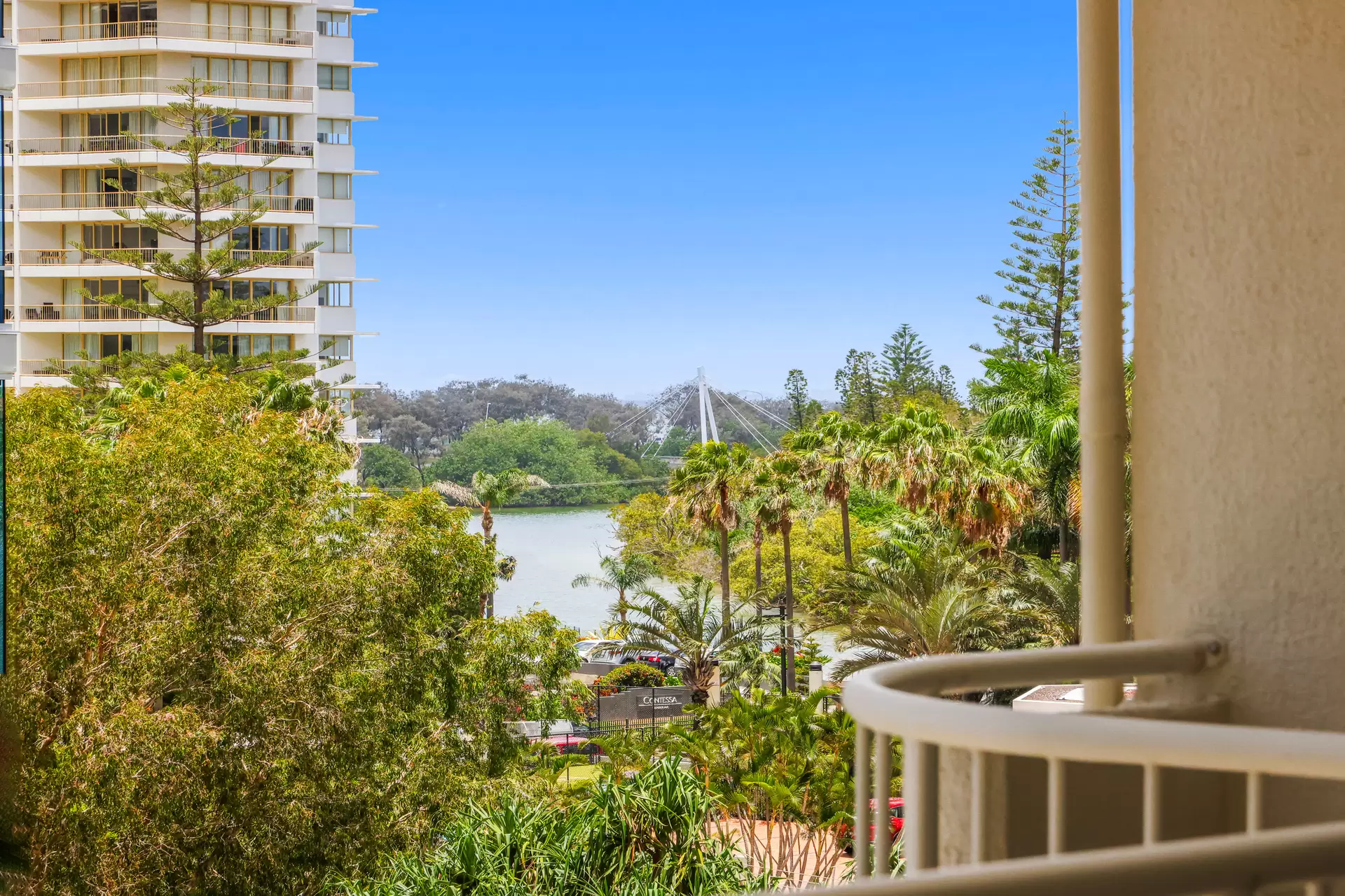 10/20 Cronin Avenue, Main Beach Sold by  - image 1