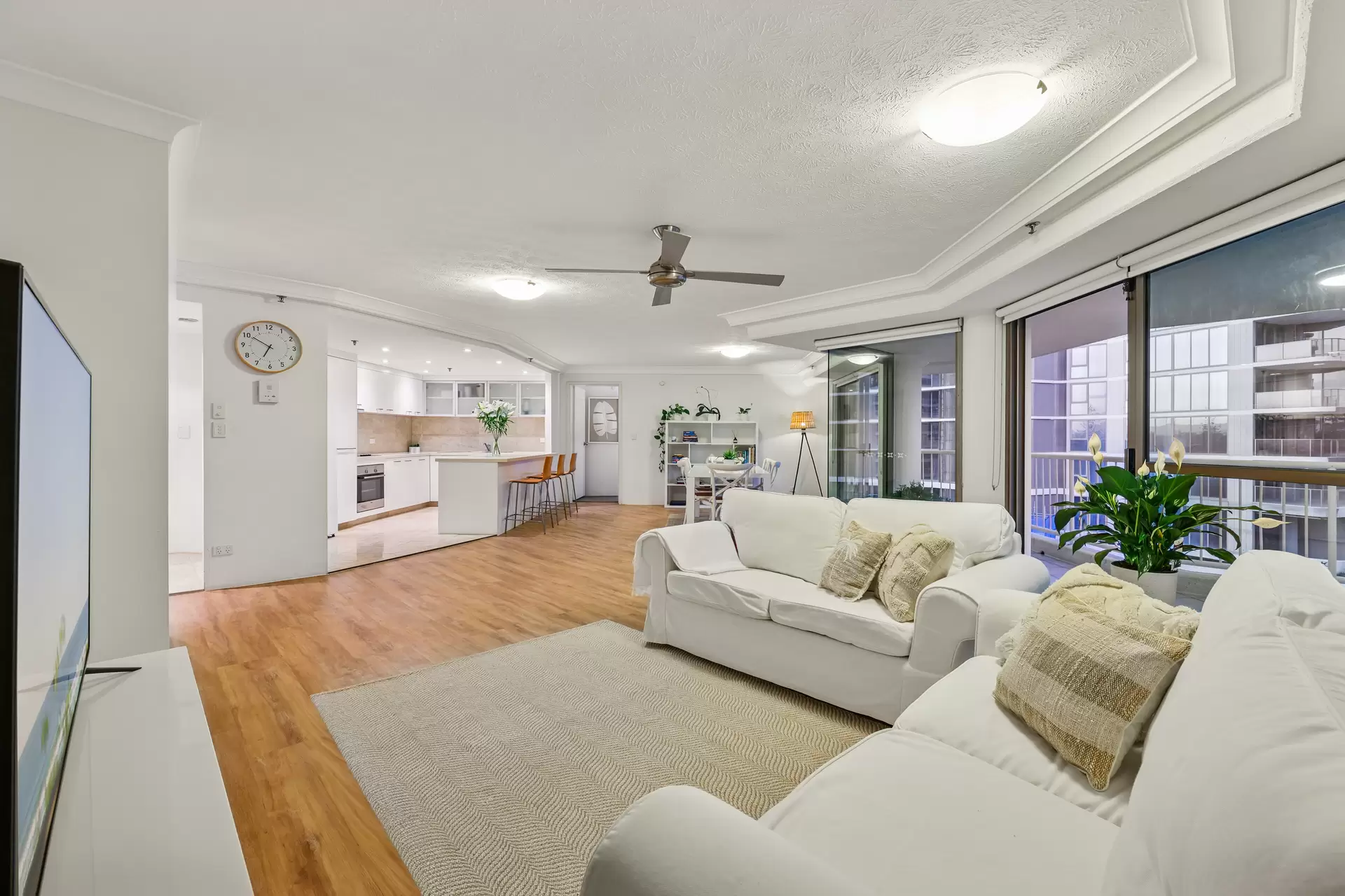 10/20 Cronin Avenue, Main Beach Sold by  - image 1
