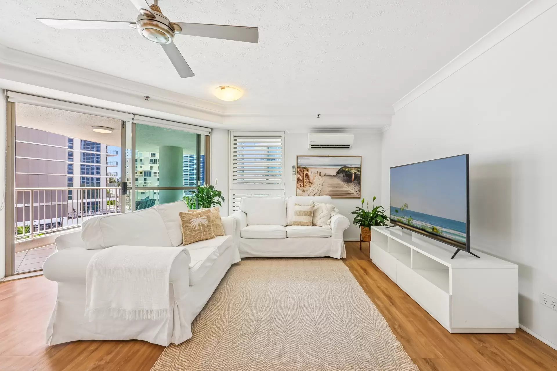 10/20 Cronin Avenue, Main Beach Sold by  - image 1
