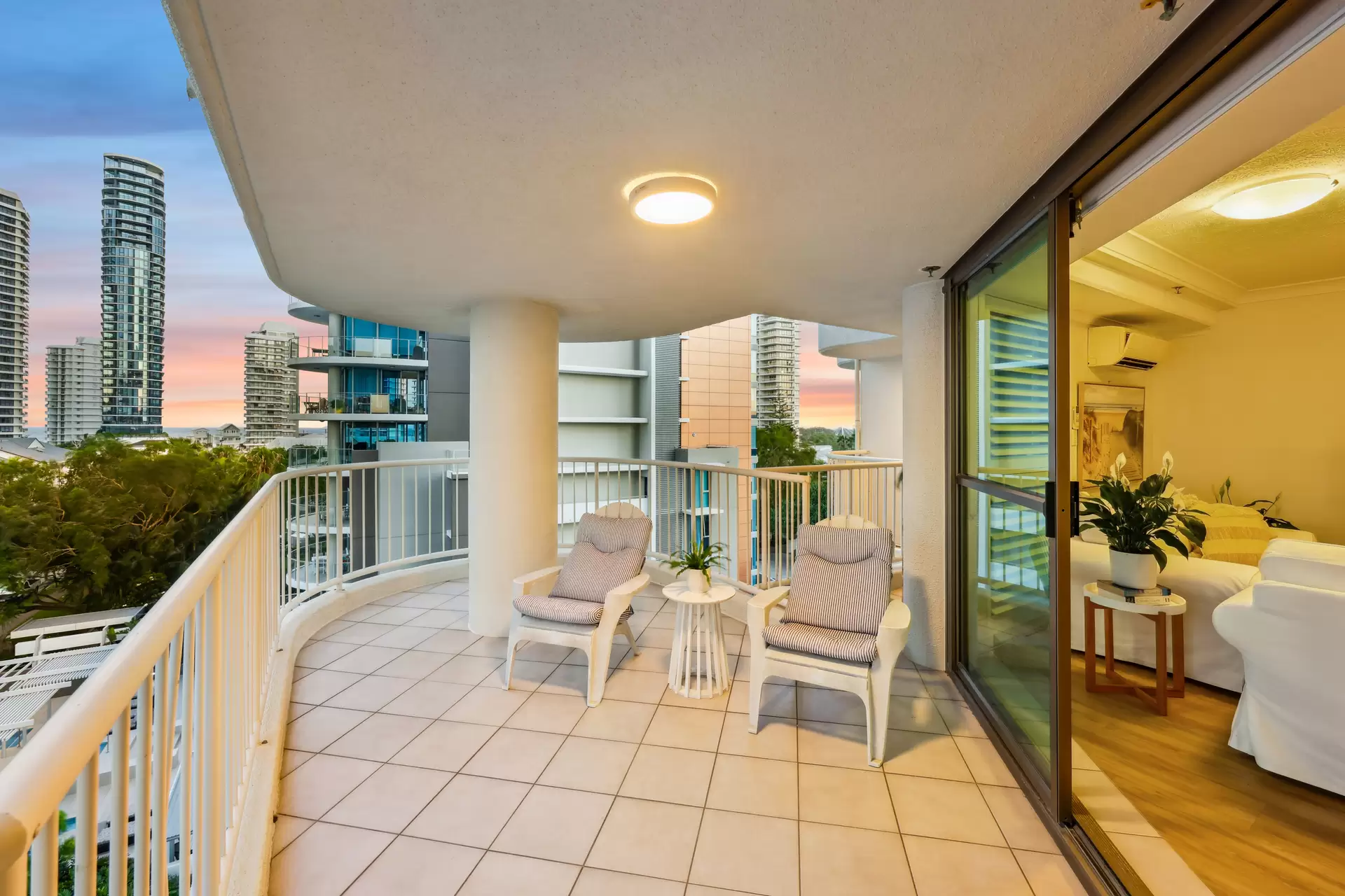 10/20 Cronin Avenue, Main Beach Sold by  - image 1