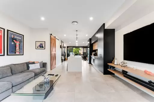 2/38 Dalpura Street, Chevron Island For Sale by Queensland Sotheby's International Realty