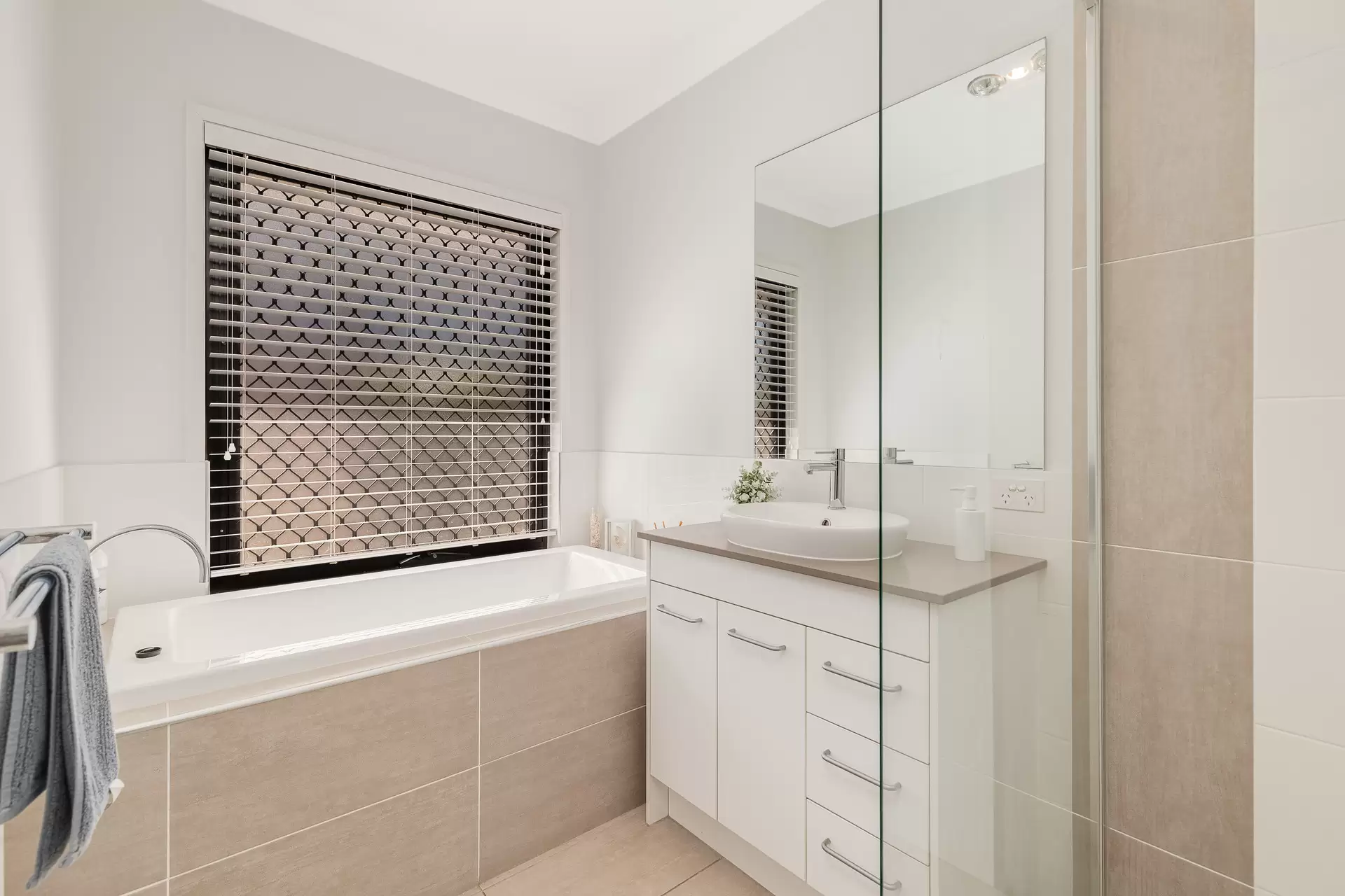 23 Counihan Street, Ormiston Sold by Queensland Sotheby's International Realty - image 1