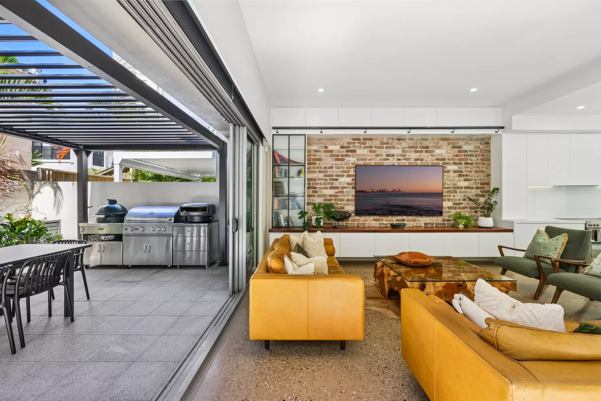 35A Hughes Avenue, Main Beach Sold by Queensland Sotheby's International Realty - image 1