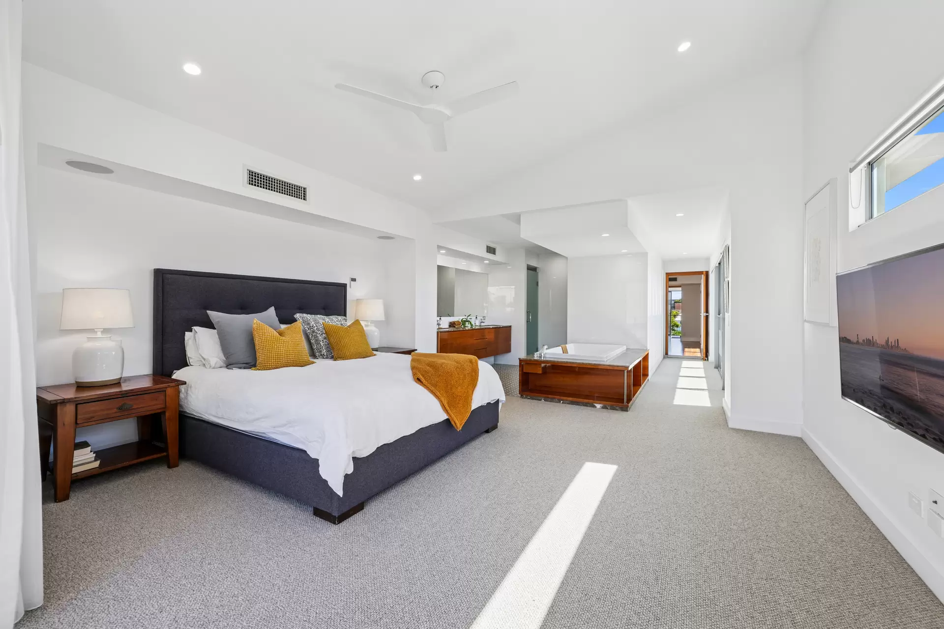 35A Hughes Avenue, Main Beach Sold by Queensland Sotheby's International Realty - image 1