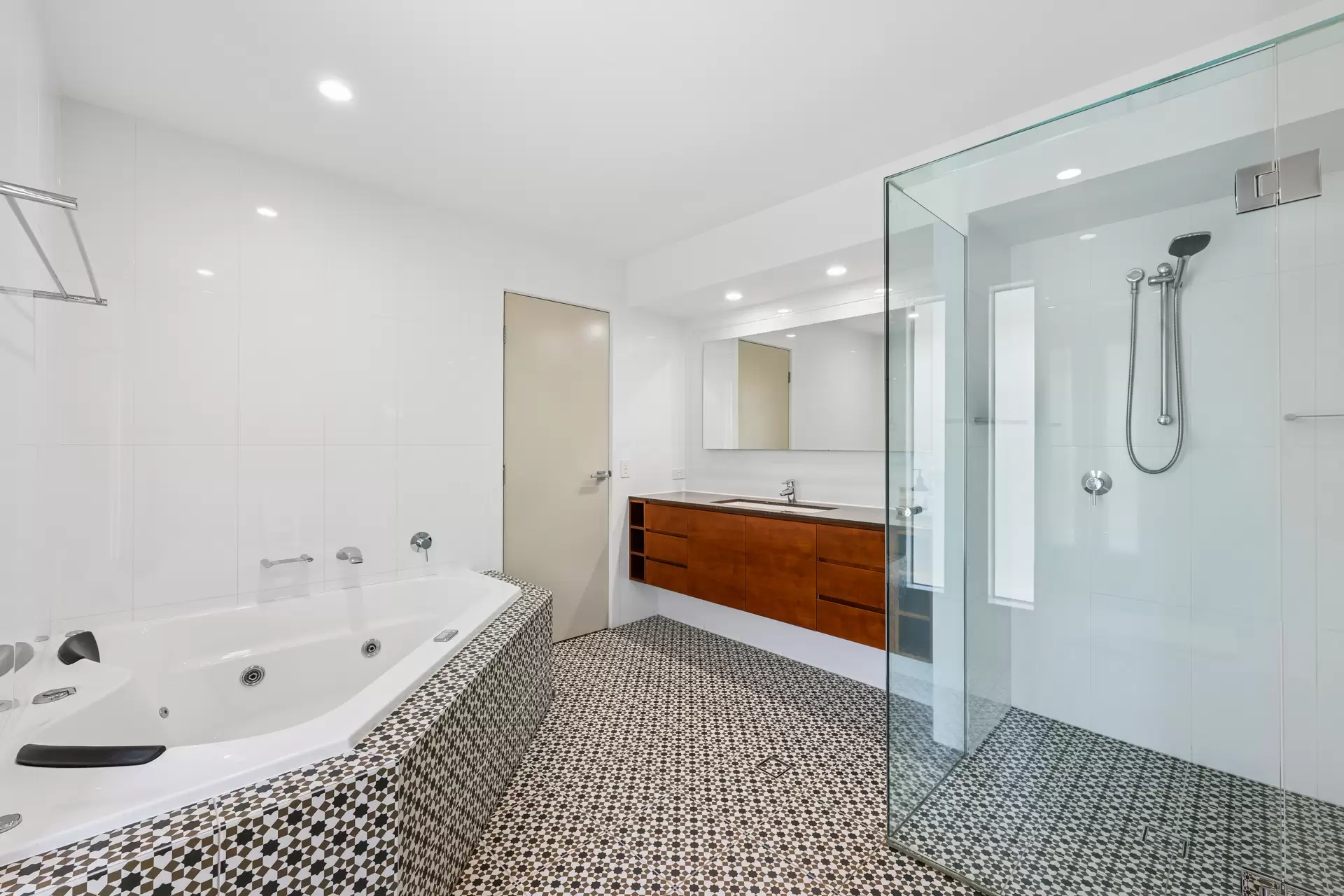 35A Hughes Avenue, Main Beach Sold by Queensland Sotheby's International Realty - image 1