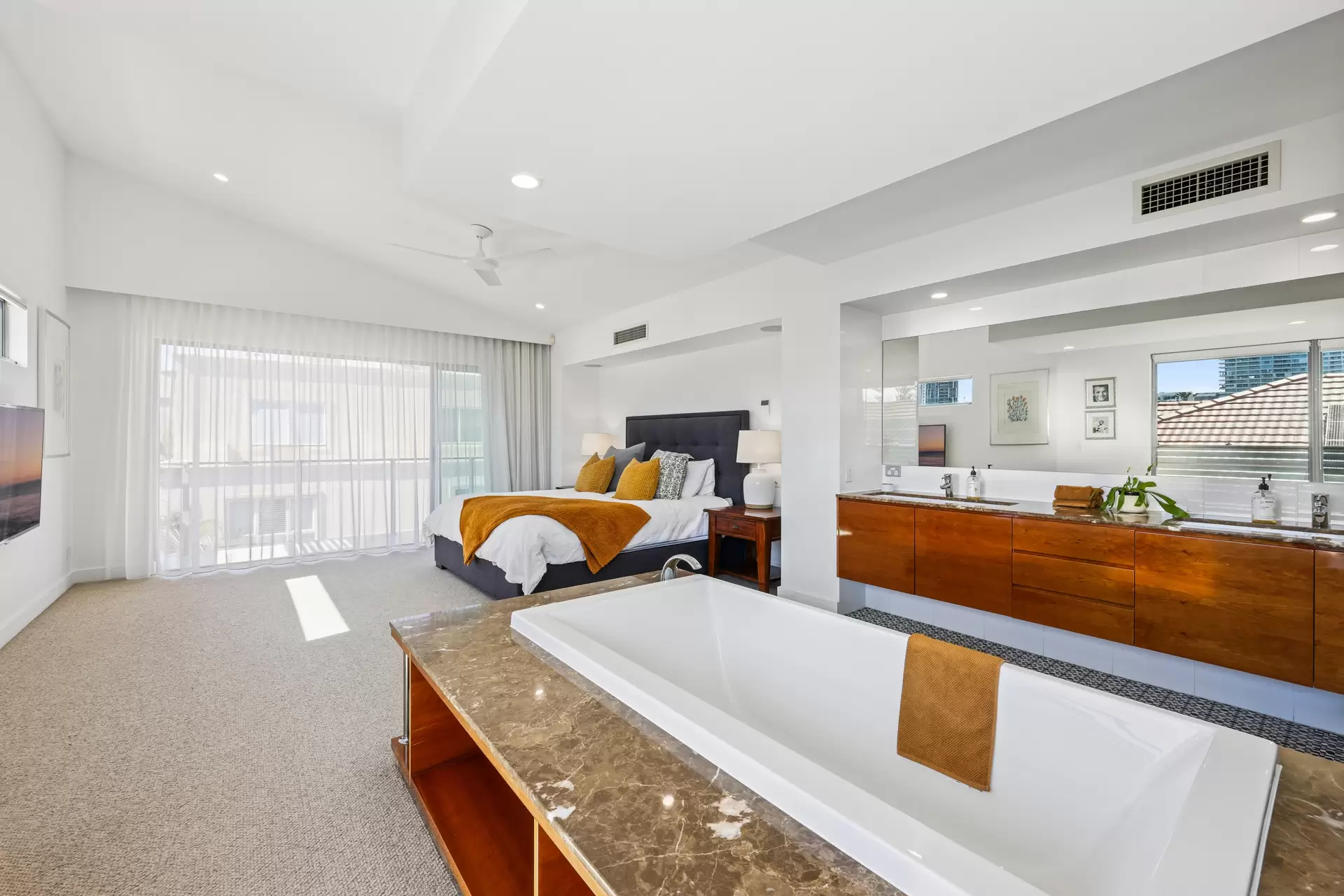 35A Hughes Avenue, Main Beach Sold by Queensland Sotheby's International Realty - image 1