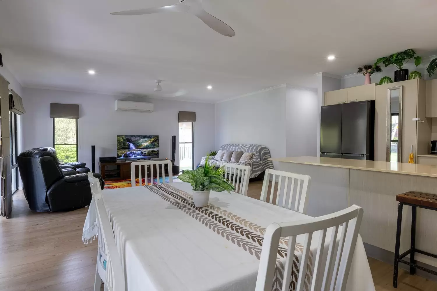 184  Shute Harbour Road, Cannonvale Sold by Queensland Sotheby's International Realty - image 1