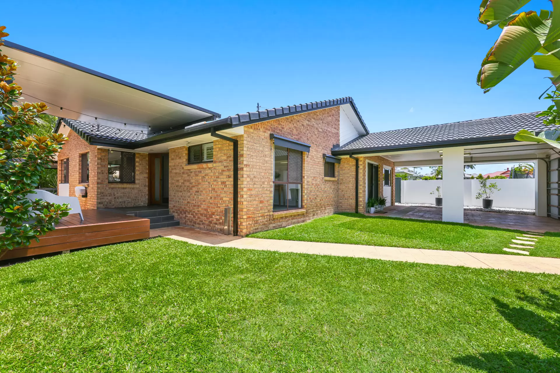 115 Newport Drive, Robina Sold by Queensland Sotheby's International Realty - image 1