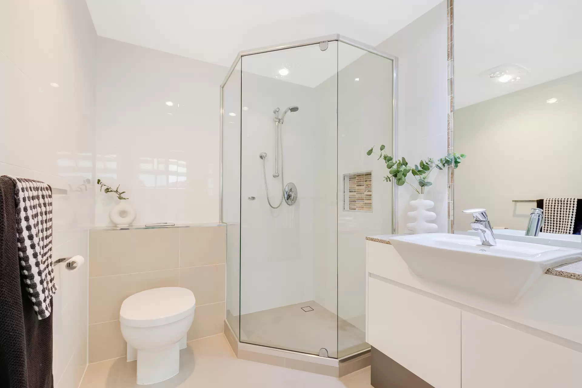 1A Bay Street, Redland Bay Sold by Queensland Sotheby's International Realty - image 1