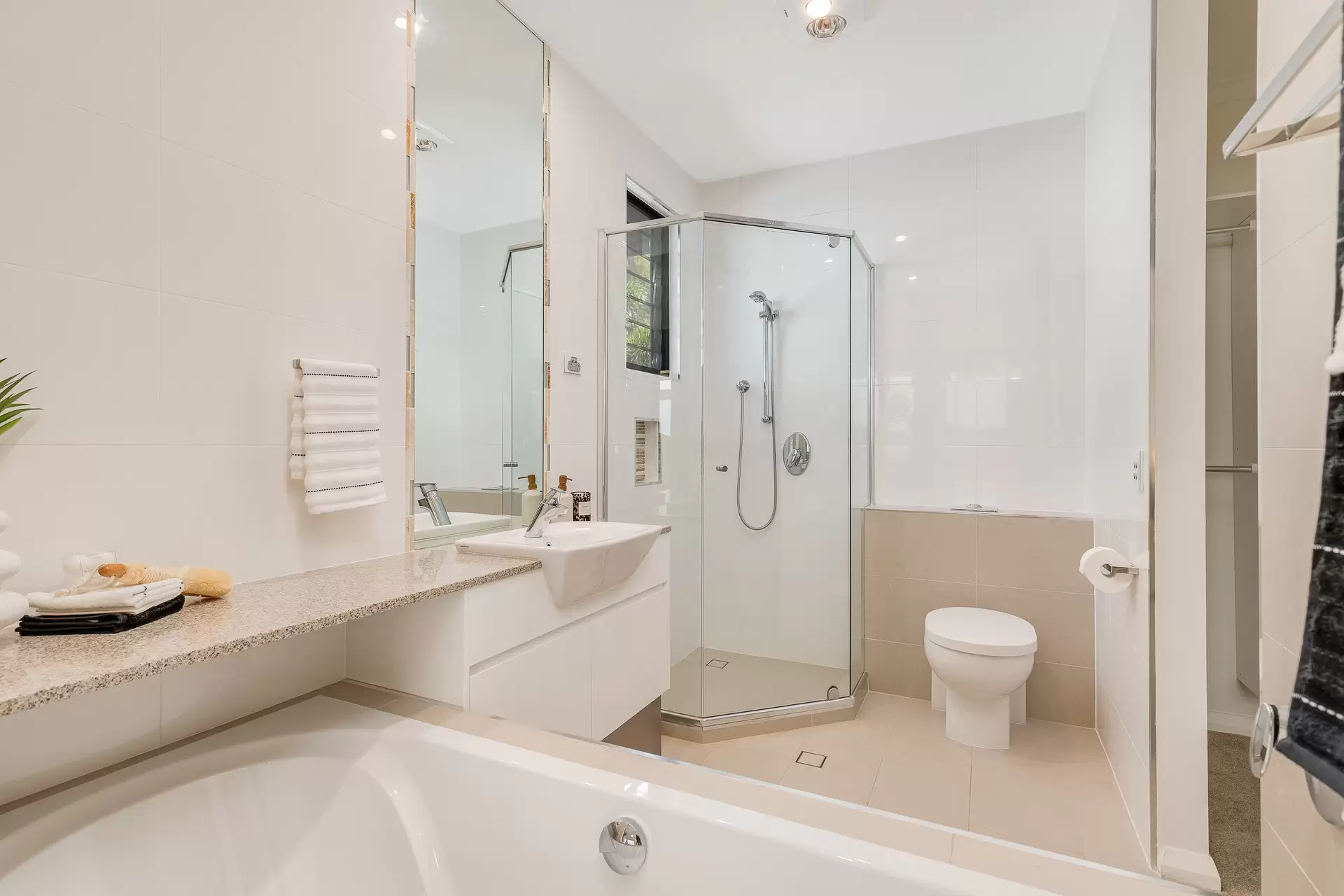 1A Bay Street, Redland Bay Sold by Queensland Sotheby's International Realty - image 1
