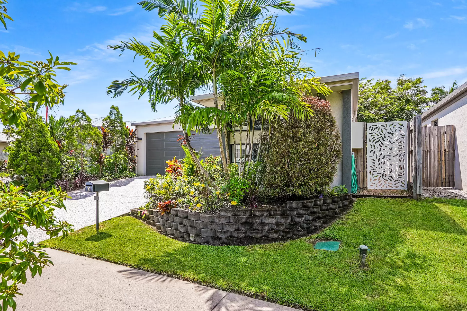 10 Seaford Entrance, Kewarra Beach Sold by Queensland Sotheby's International Realty - image 1