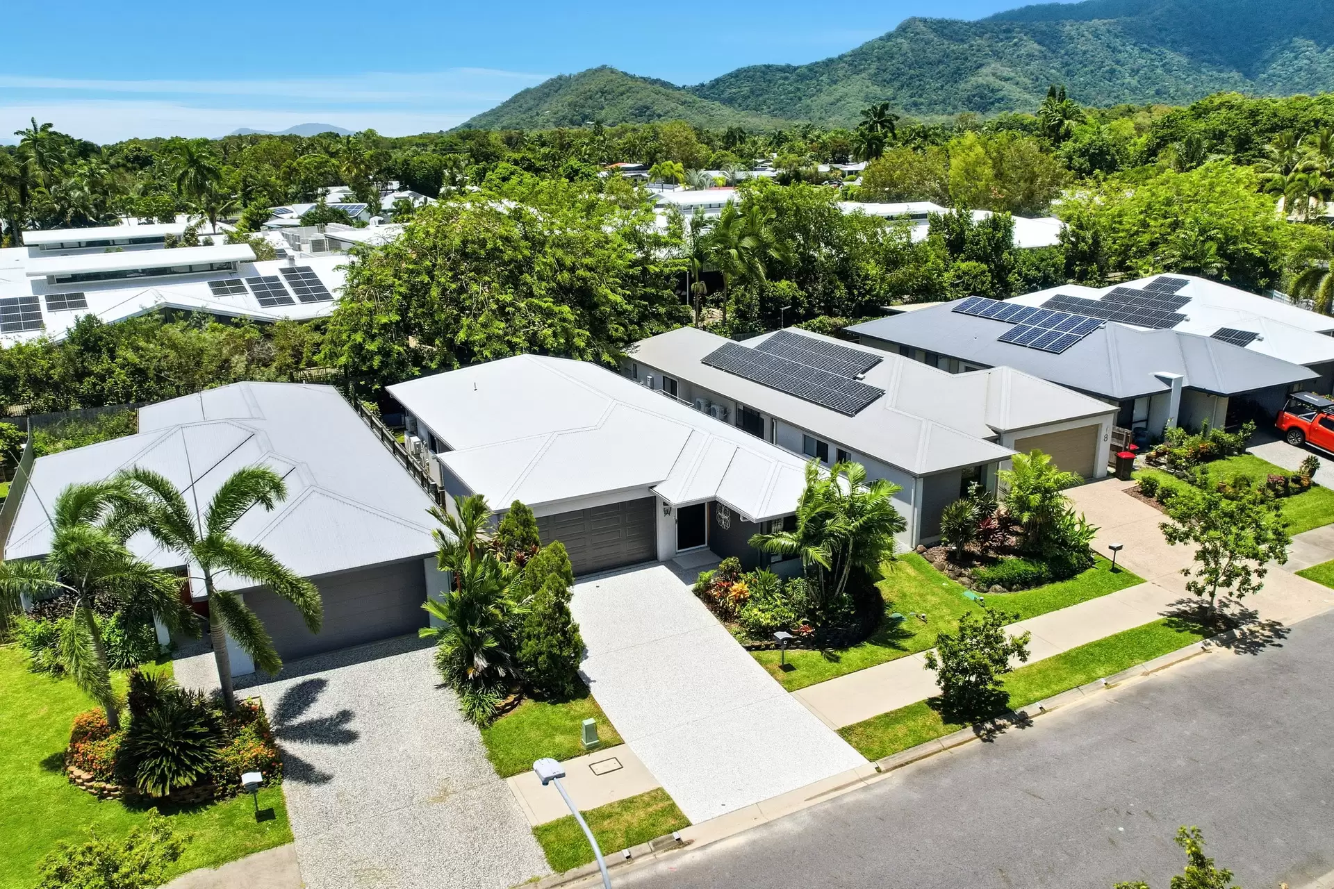 10 Seaford Entrance, Kewarra Beach Sold by Queensland Sotheby's International Realty - image 1