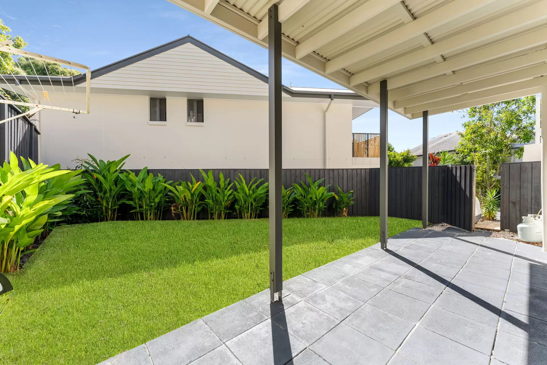 1/6 Egerton Street, Southport Sold by Queensland Sotheby's International Realty - image 1