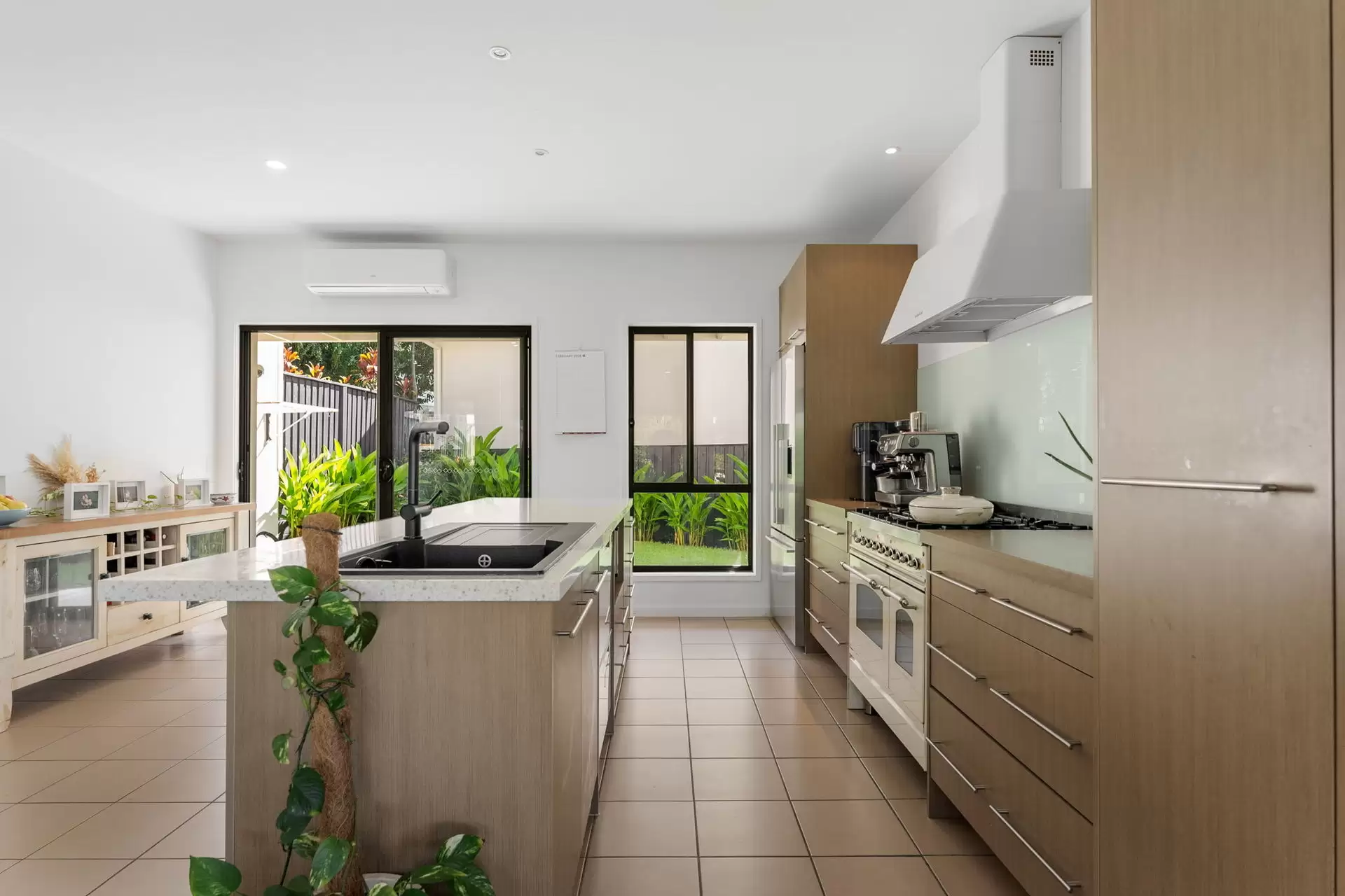 1/6 Egerton Street, Southport Sold by Queensland Sotheby's International Realty - image 1